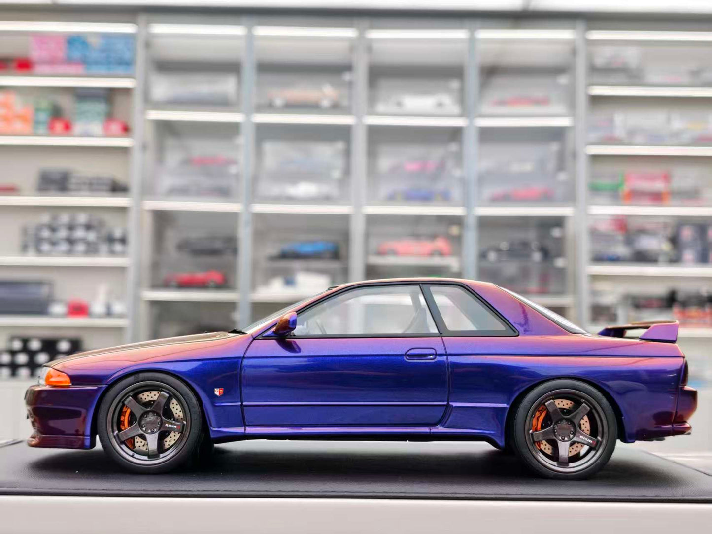 MOTORHELIX 1/18 Nissan Skyline GT-R (R32) Customized Version Chromatic Purple MH333