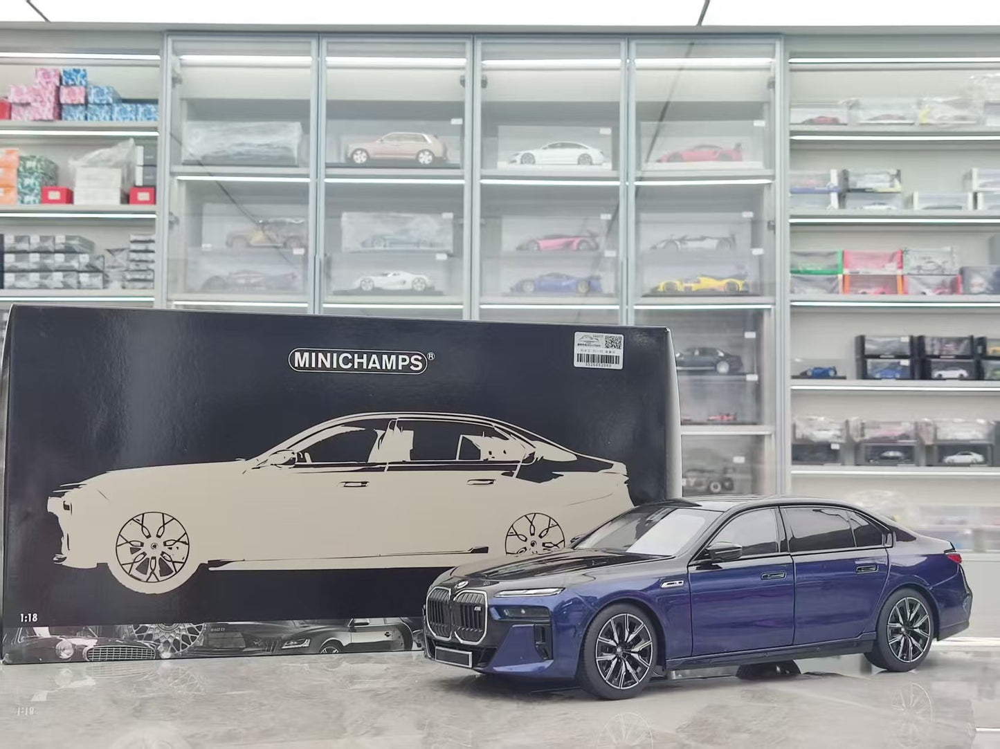 MINICHAMPS 1/18 BMW i7 M70 (G70) Diecast Fully Opening Car Model