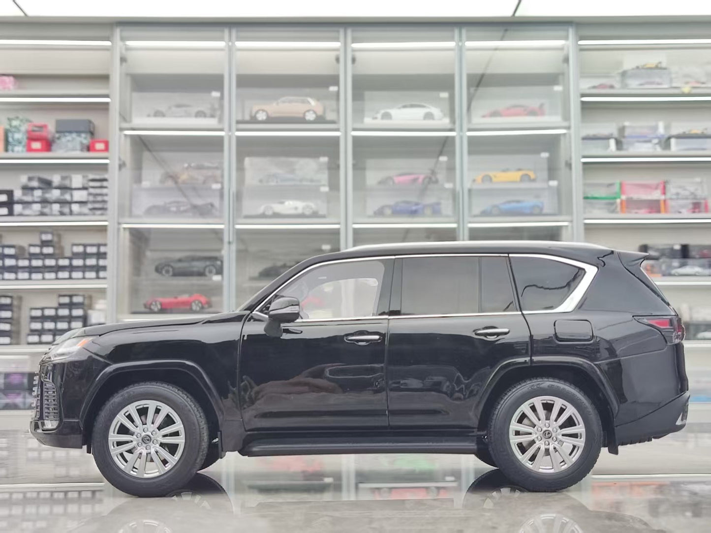 LCD 1/18 Lexus LX600 Black LCD124
