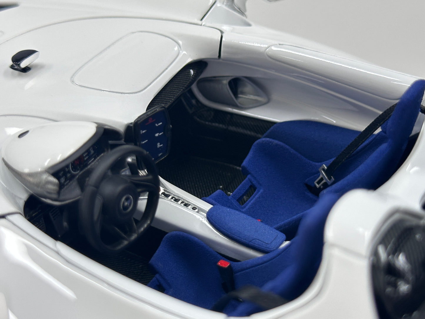 LCD 1/18 McLaren Elva Die-cast Model – Pearl White with Blue Interior (LCD18015-WH)