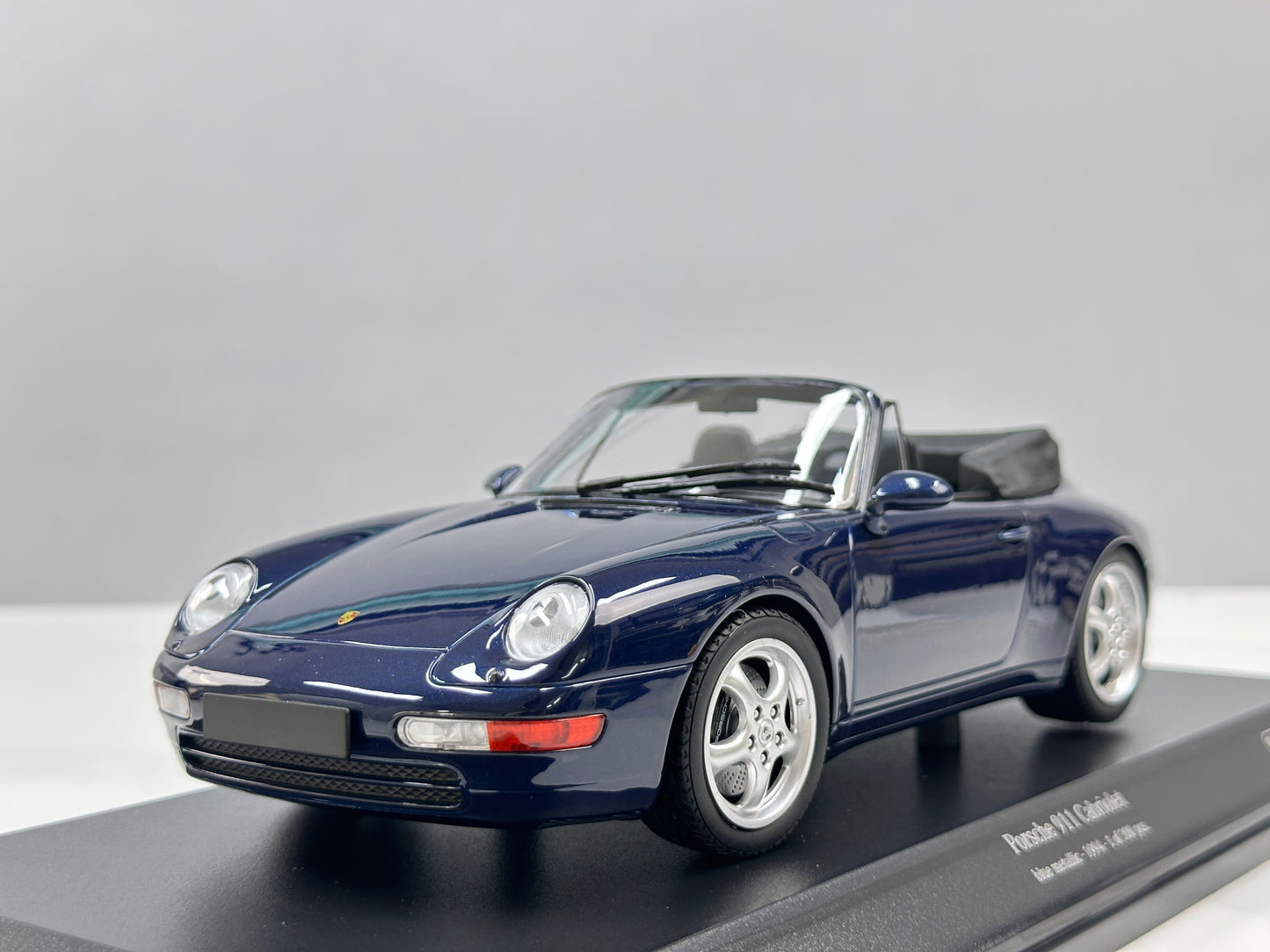 MINICHAMPS 1/18 Porsche 911 (993) Cabriolet Metallic Blue (155061130)