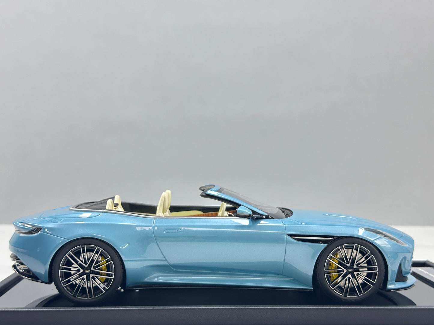 Xiaoguang Model & MotorHelix 1/18 Aston Martin DB12 Volante Convertible – Caribbean Blue (MH384)