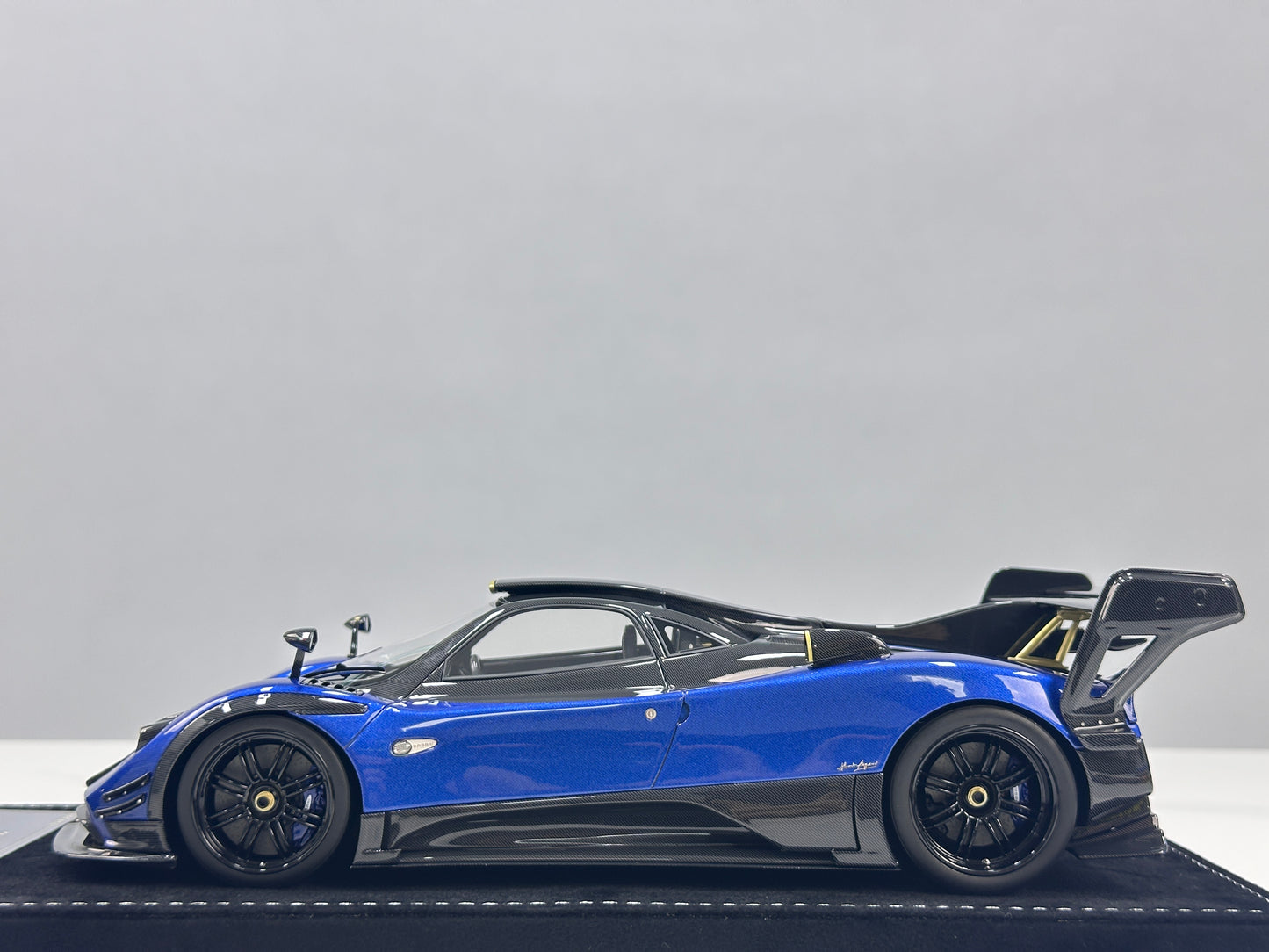 HH Model 1/18 Pagani Zonda Blue & Black Carbon Fiber HH675