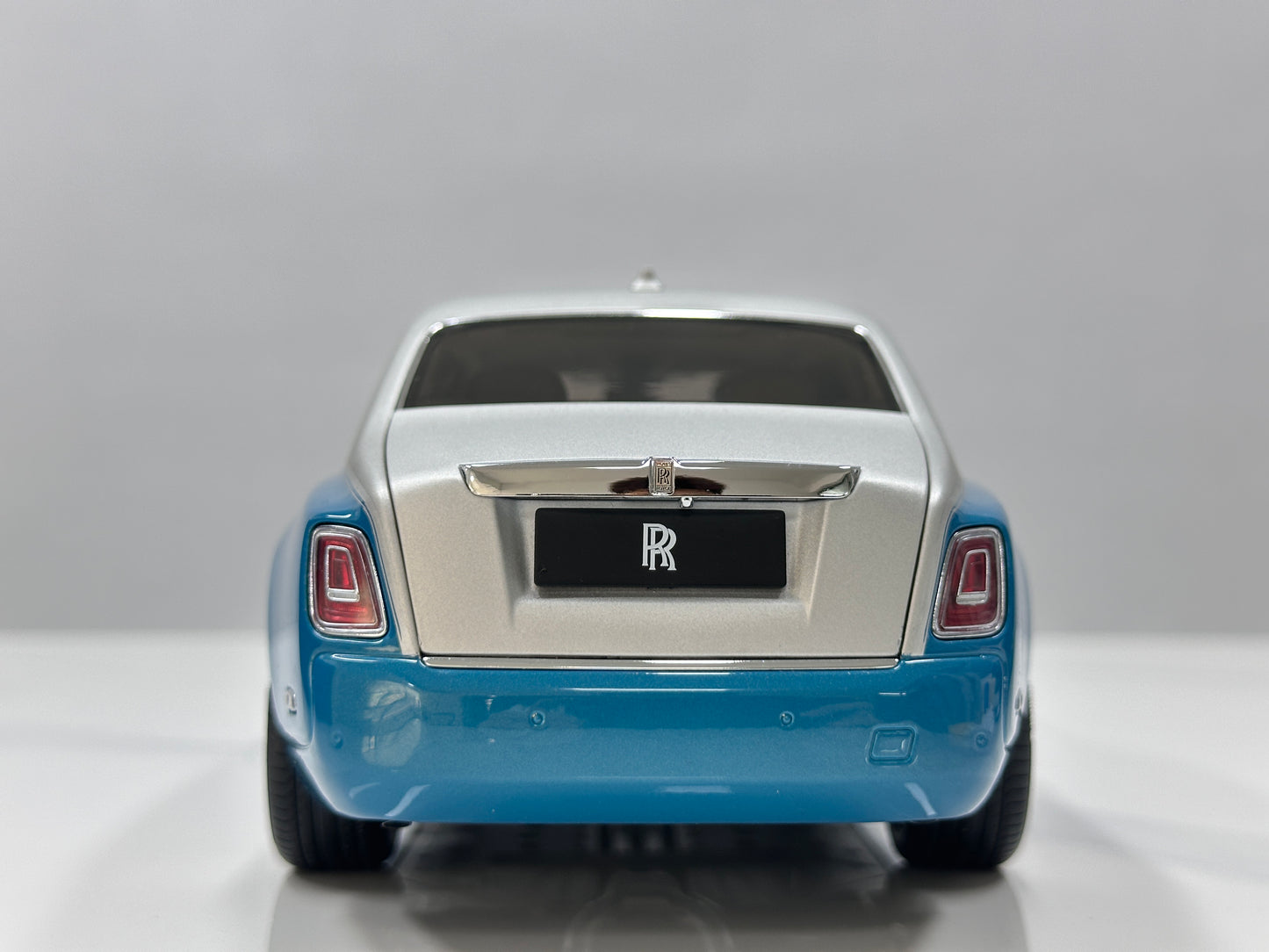 ZP 1/18 Rolls-Royce Phantom VIII – Silver/Turquoise Blue (ZP120)