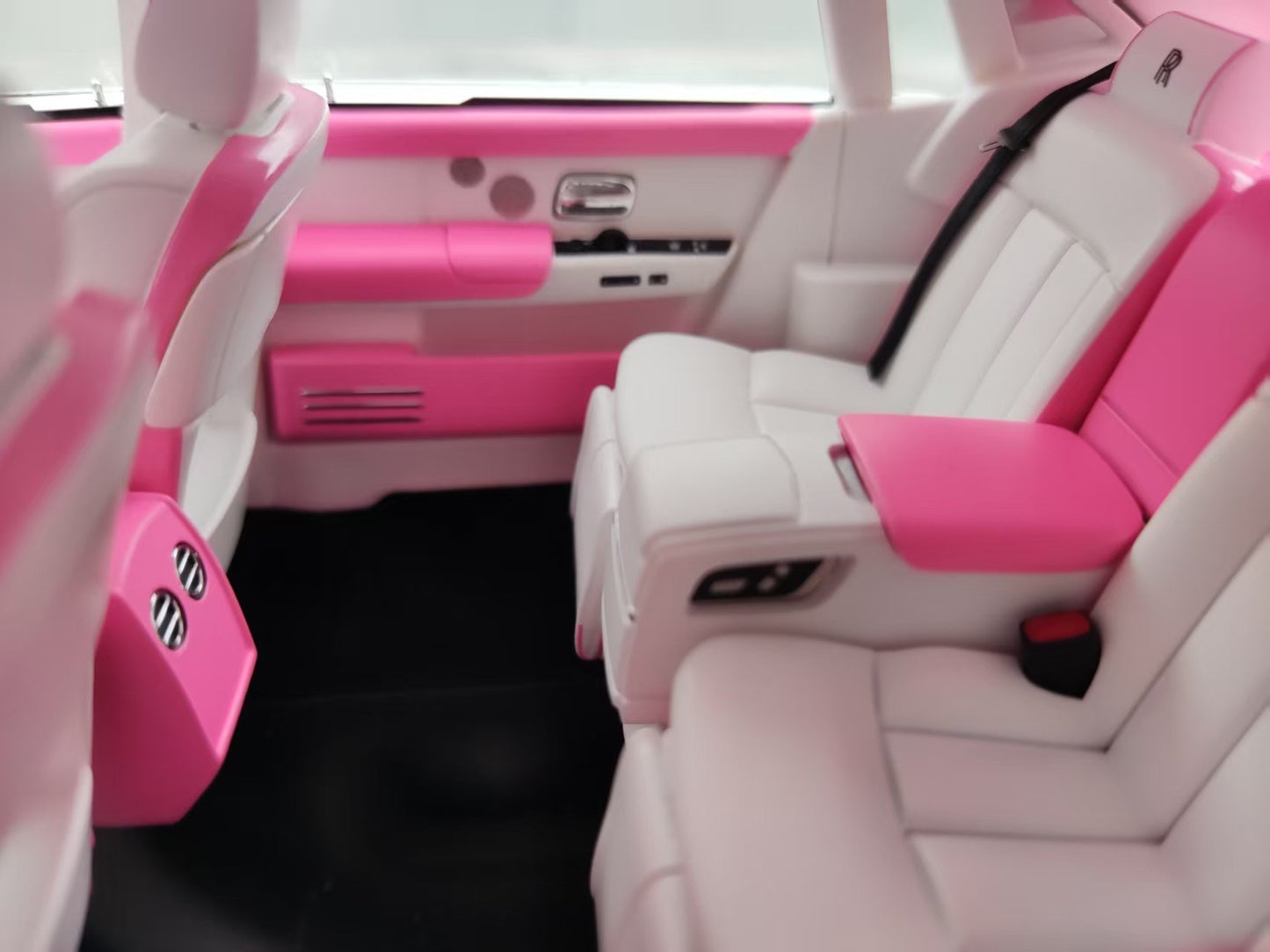 HH Model 1/18 Rolls-Royce Phantom Series II Blush Pink/White HH538