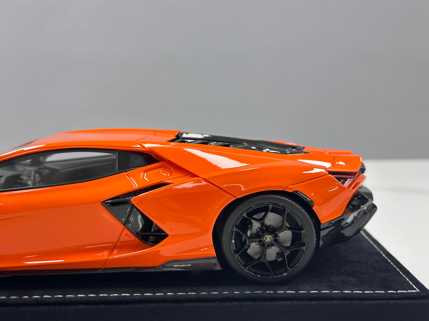 HH Model 1/18 Lamborghini Revuelto Apodes Orange HH626