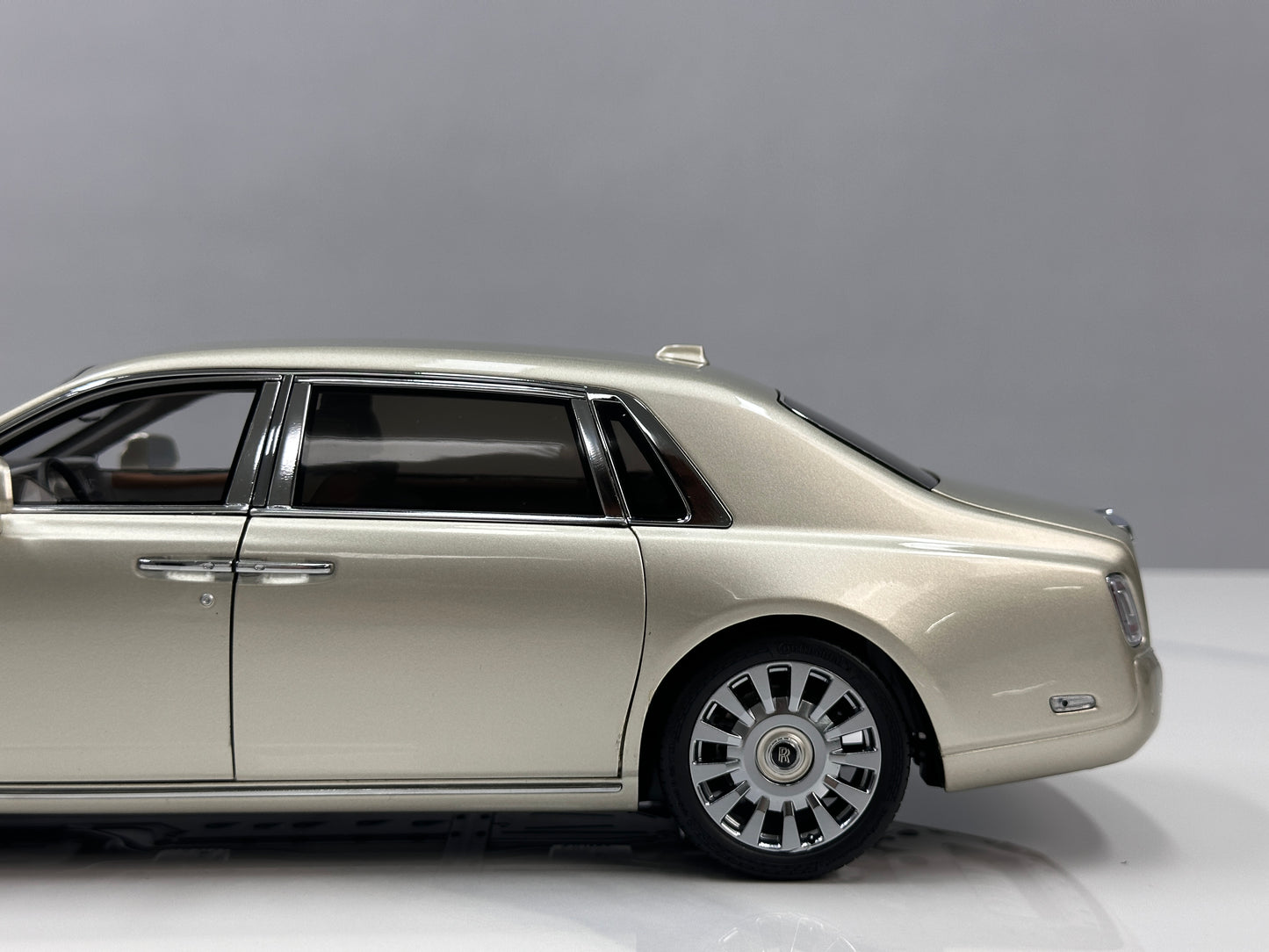 ZP 1/18 Rolls-Royce Phantom VIII (Gold Badge / Leather Suitcase Edition) – Champagne Gold (ZP116)