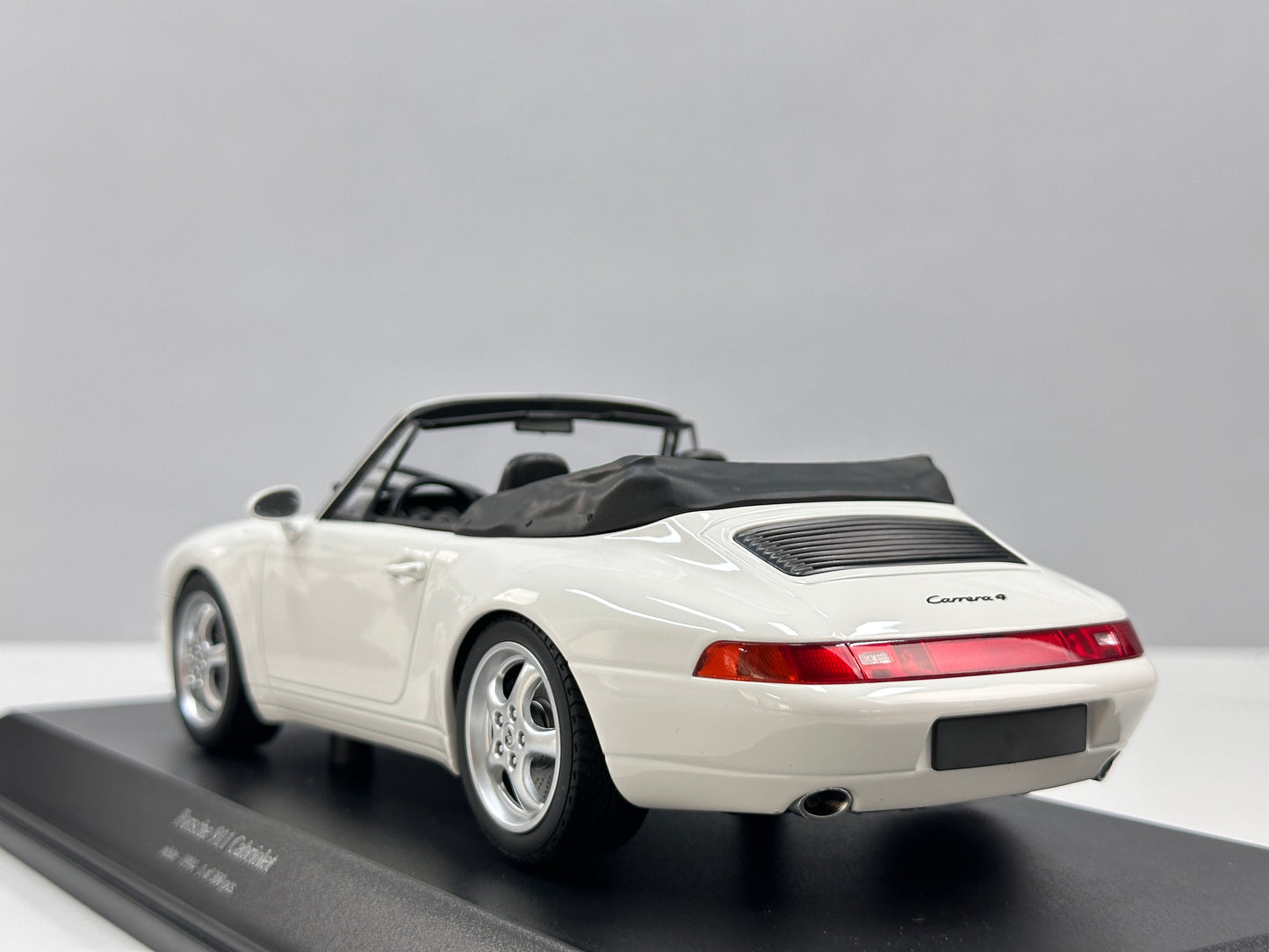 MINICHAMPS 1/18 Porsche 911 (993) Cabriolet White 155061131