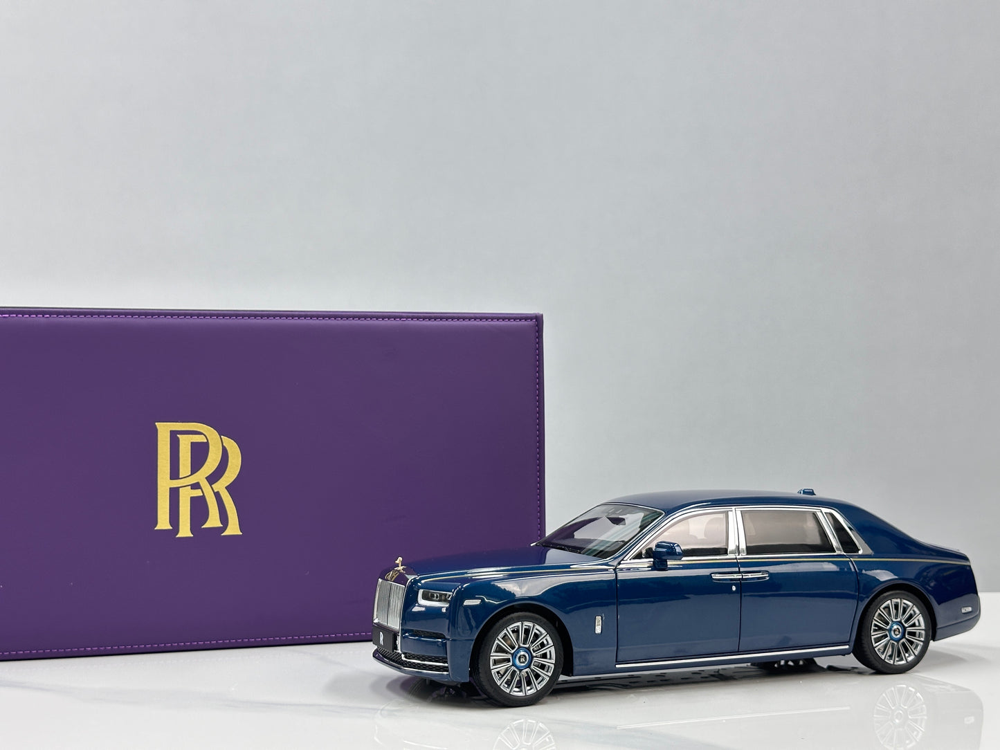 ZP 1/18 Rolls-Royce Phantom VIII (Gold Badge / Leather Suitcase Edition) – Pikes Peak Blue (ZP118)