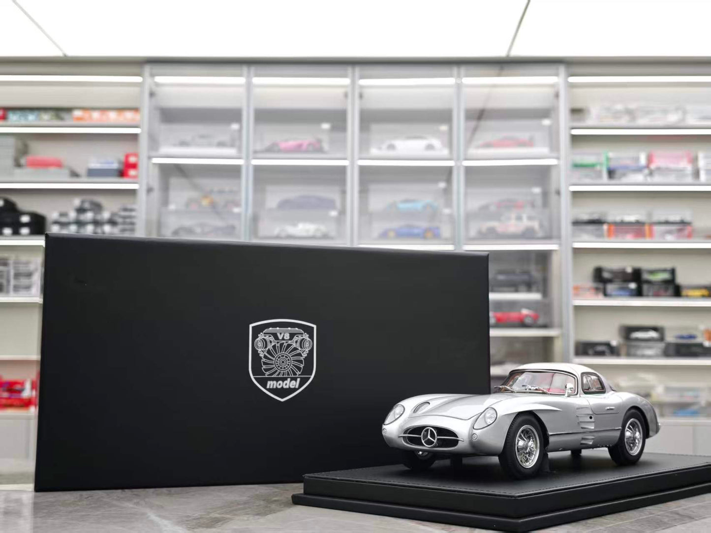 V8 MODEL 1/18 Mercedes 300SLR Silver V8001