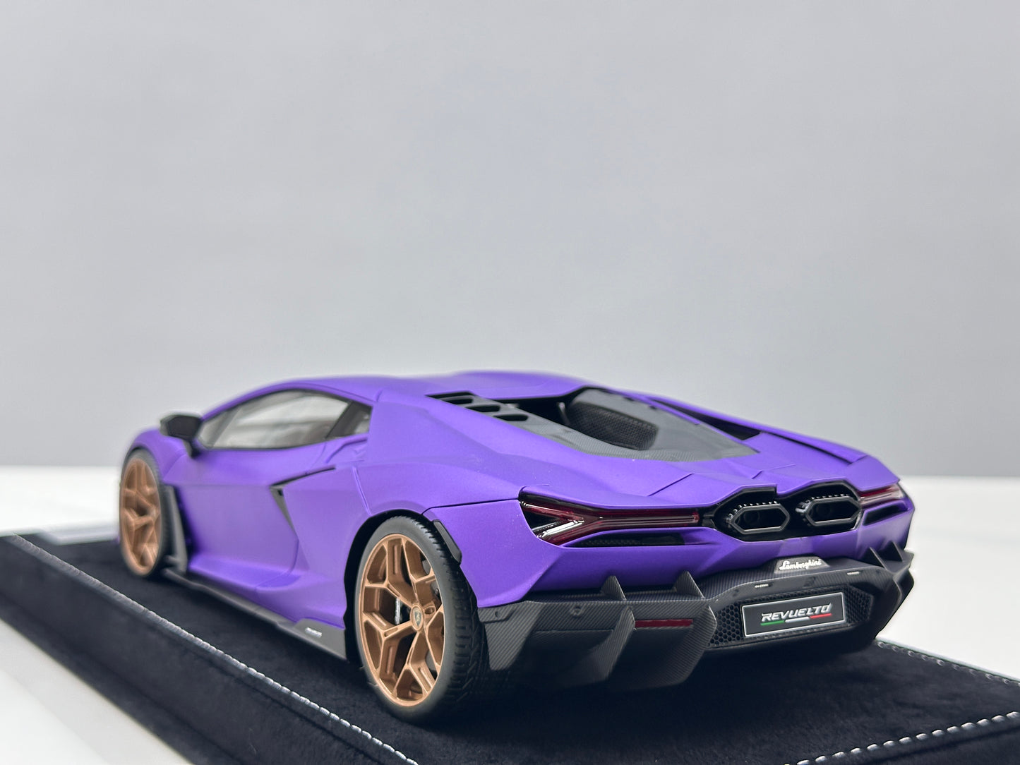 HH Model 1/18 Lamborghini Revuelto Matte Purple HH618