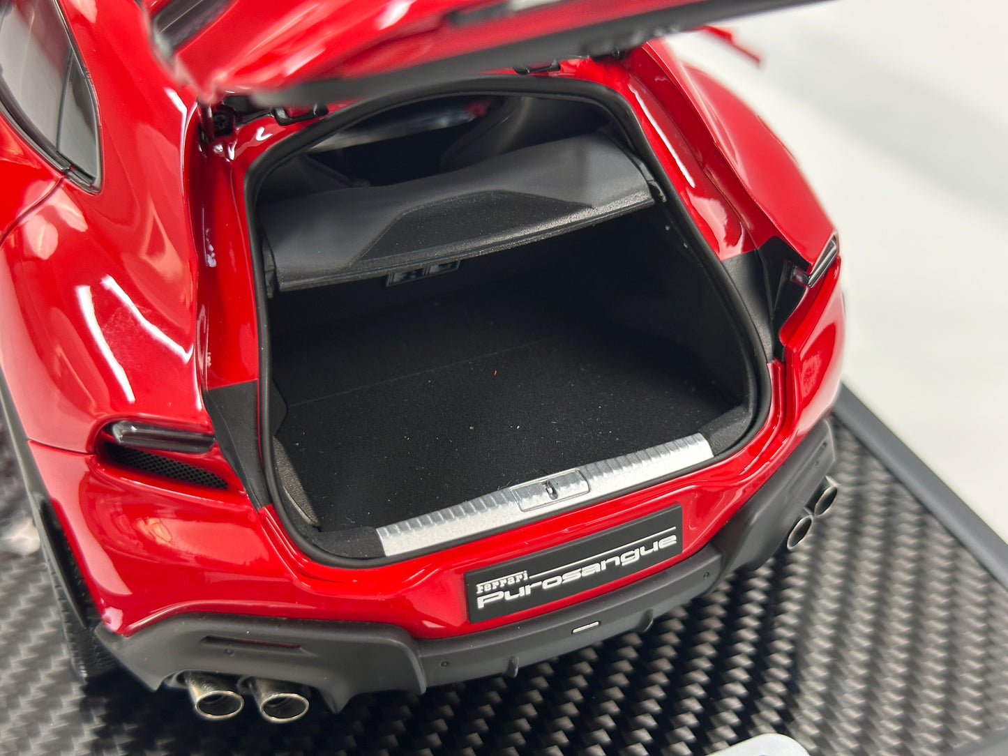 BBR 1/18 Ferrari Purosangue – Black Roof Version Carbon Fiber Base Standard Red (HE180052ACH)