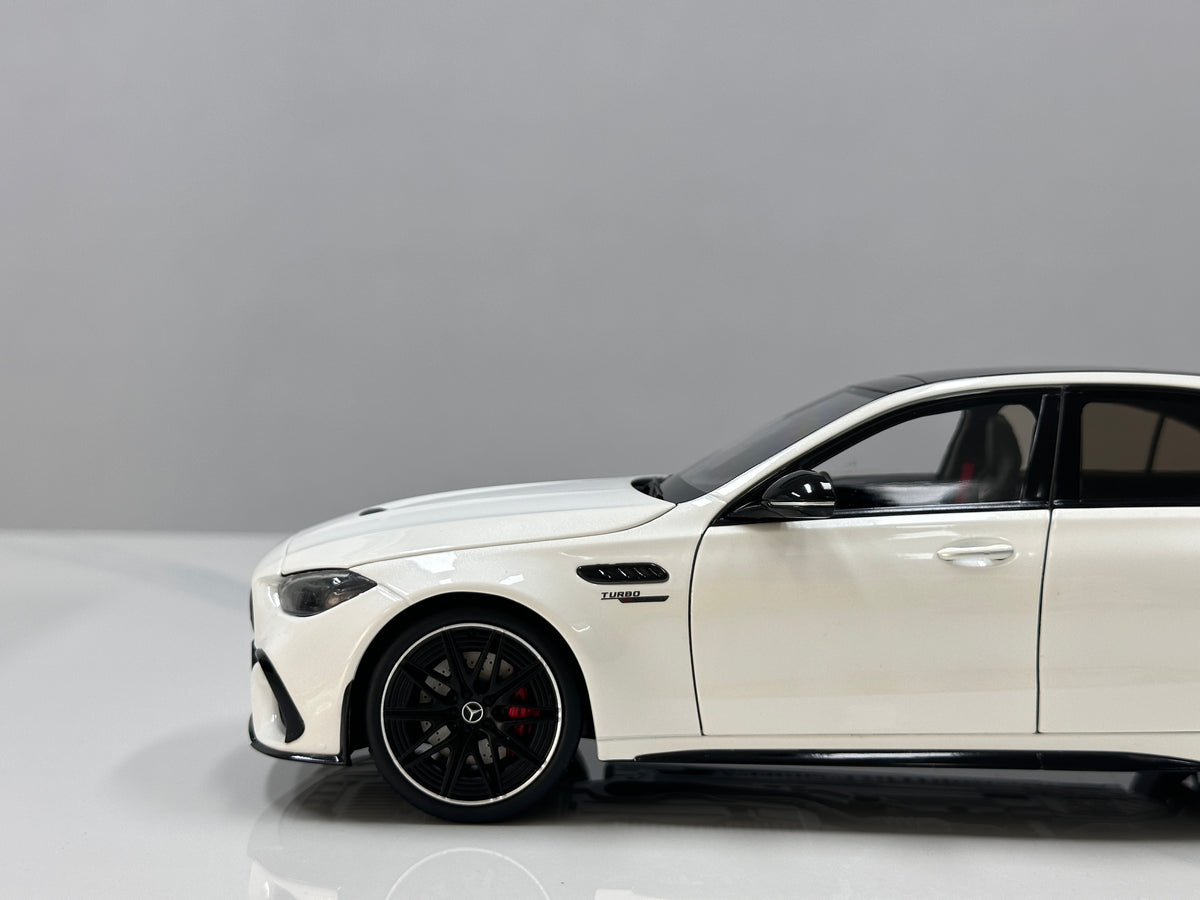 NZG 1/18 Mercedes-AMG C63 S E-Performance Gloss White (111200040)