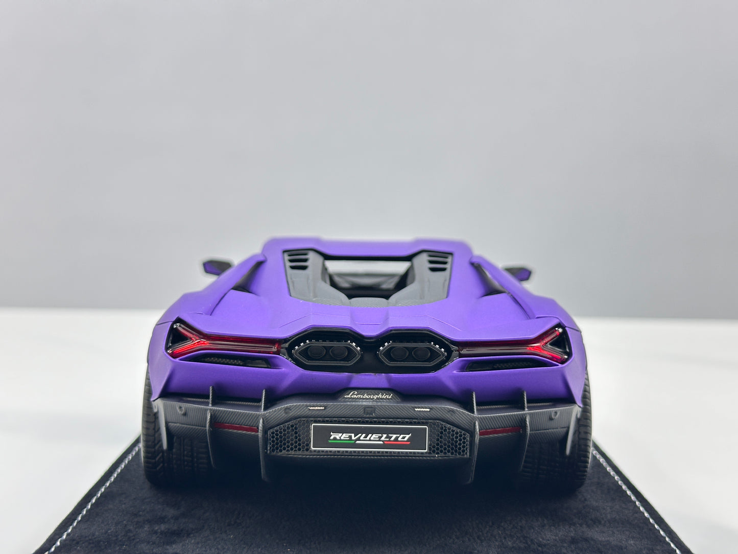 HH Model 1/18 Lamborghini Revuelto Matte Purple HH618