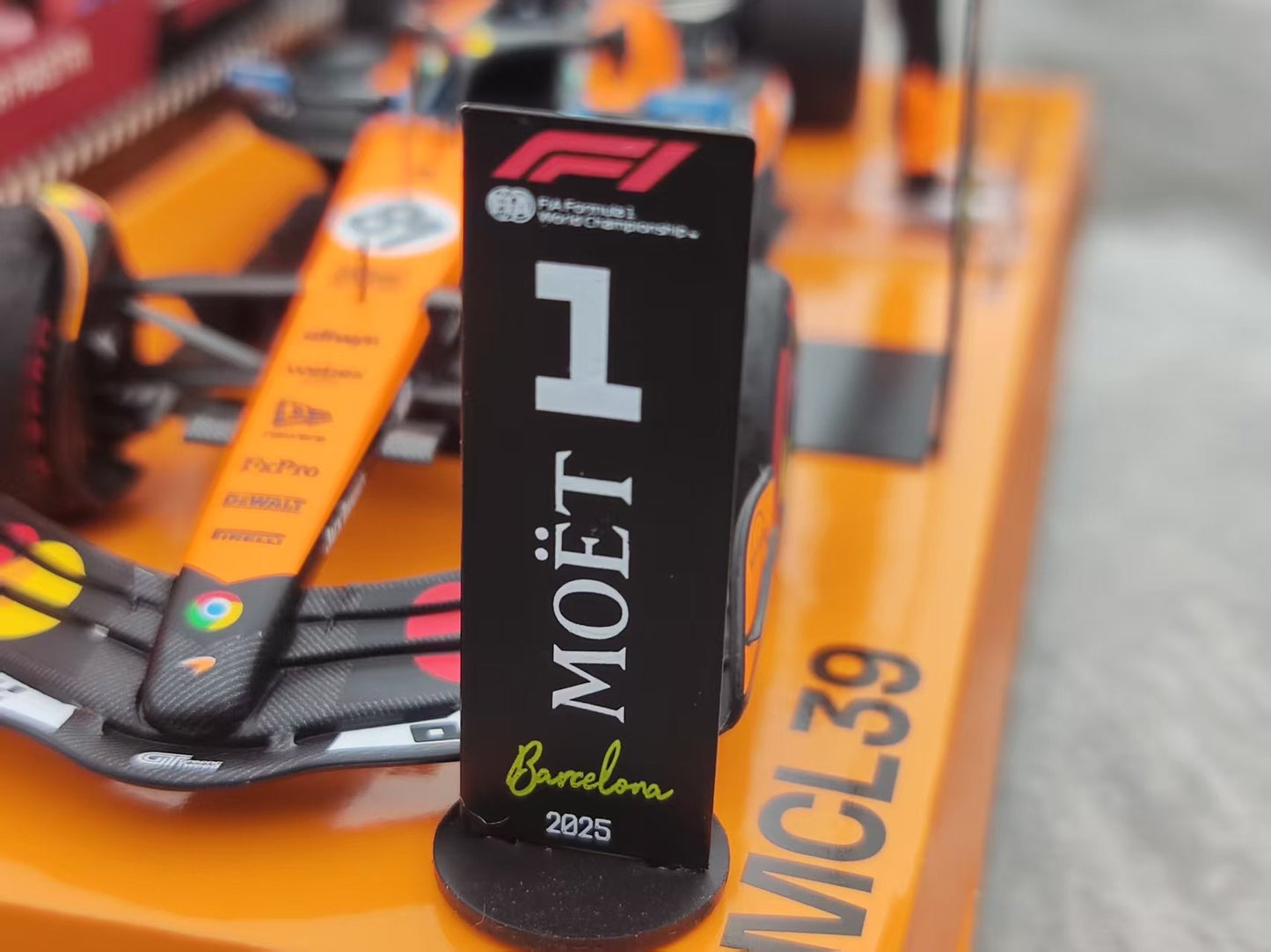MINICHAMPS 1/43 McLaren F1 Team MCL39 - Winner Spanish GP 2025 with driver figure and scoring board, Orange 533255181