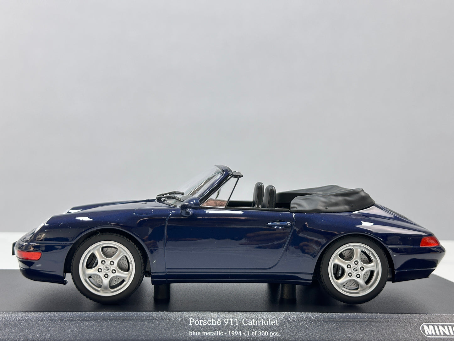 MINICHAMPS 1/18 Porsche 911 (993) Cabriolet Metallic Blue (155061130)