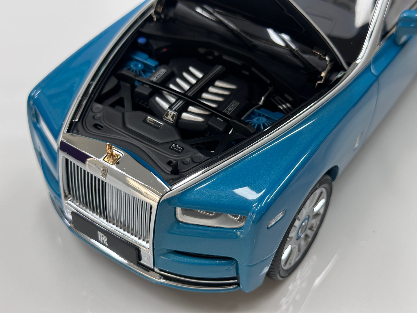 ZP 1/18 Rolls-Royce Phantom VIII – Silver/Turquoise Blue (ZP120)