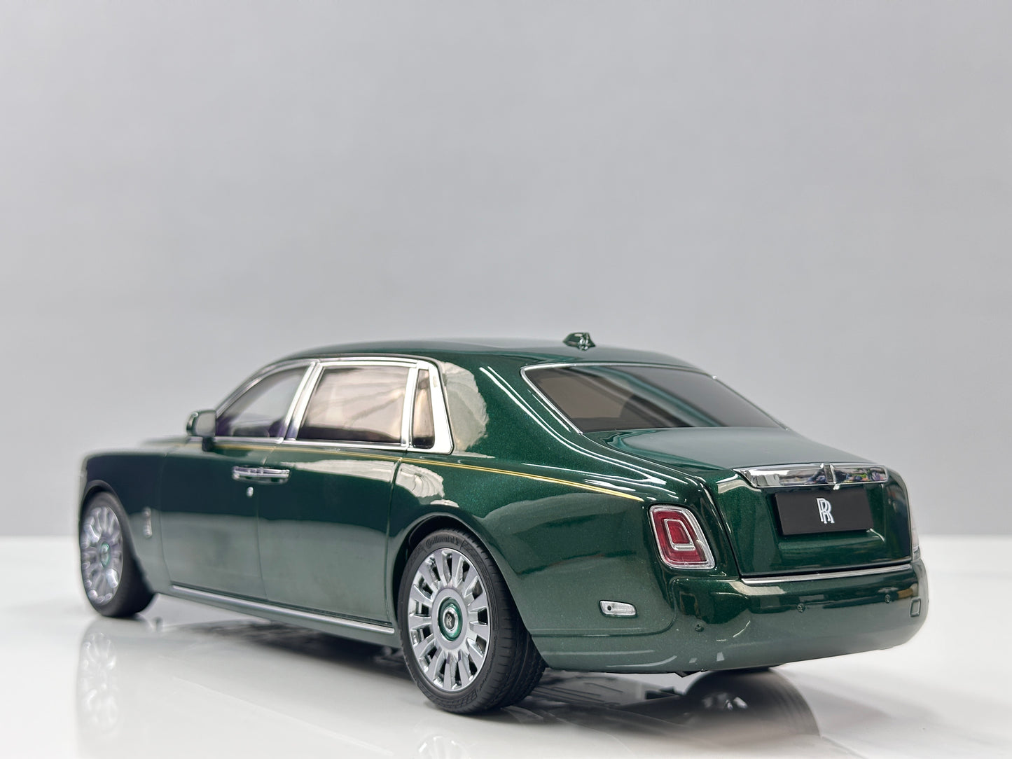 ZP 1/18 Rolls-Royce Phantom VIII (Gold Badge / Leather Suitcase Edition) – Peninsula Green (ZP117)