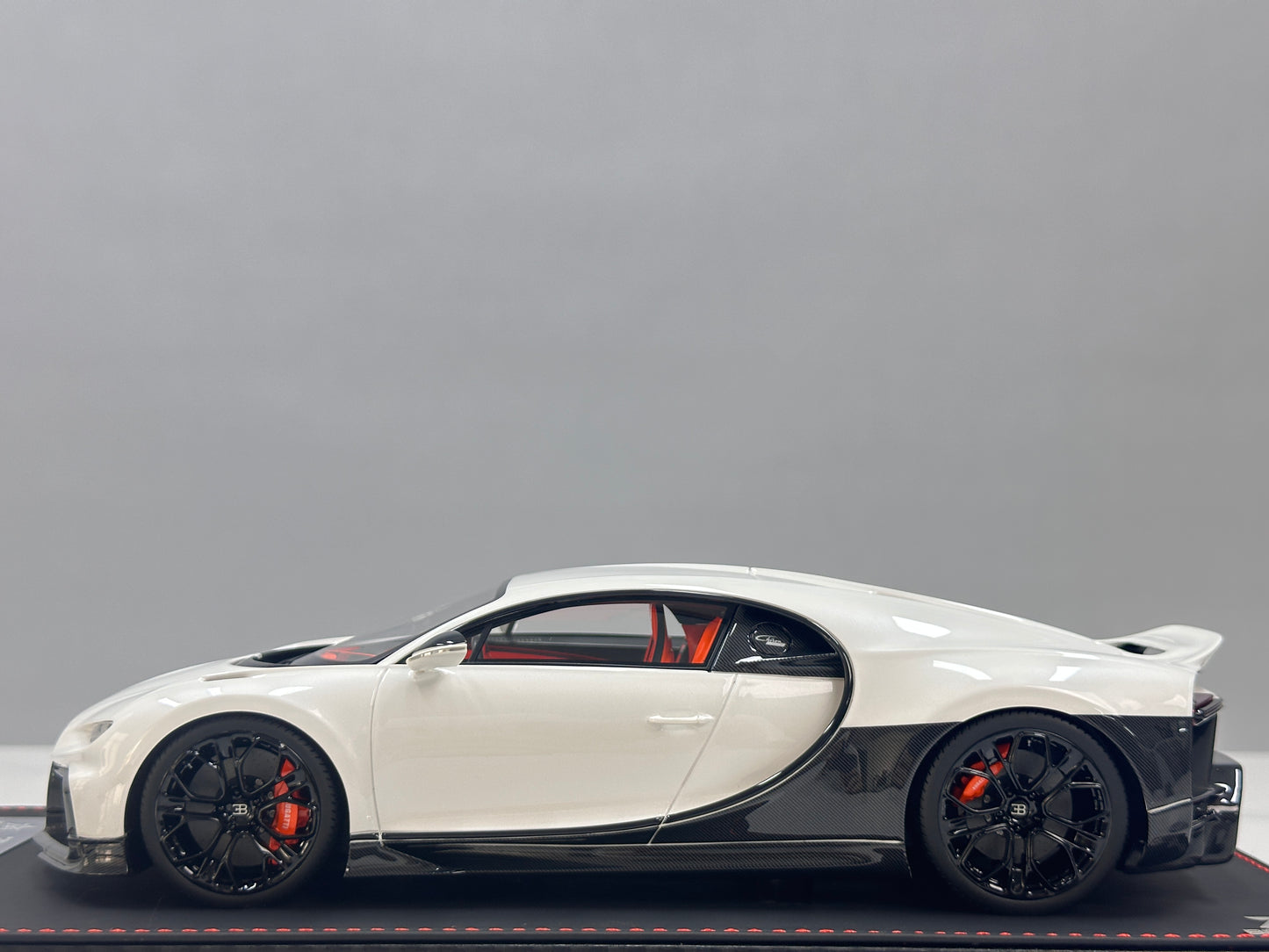BBA MODEL 1/18 Bugatti Chiron Profiler Black and White Panda BBA072