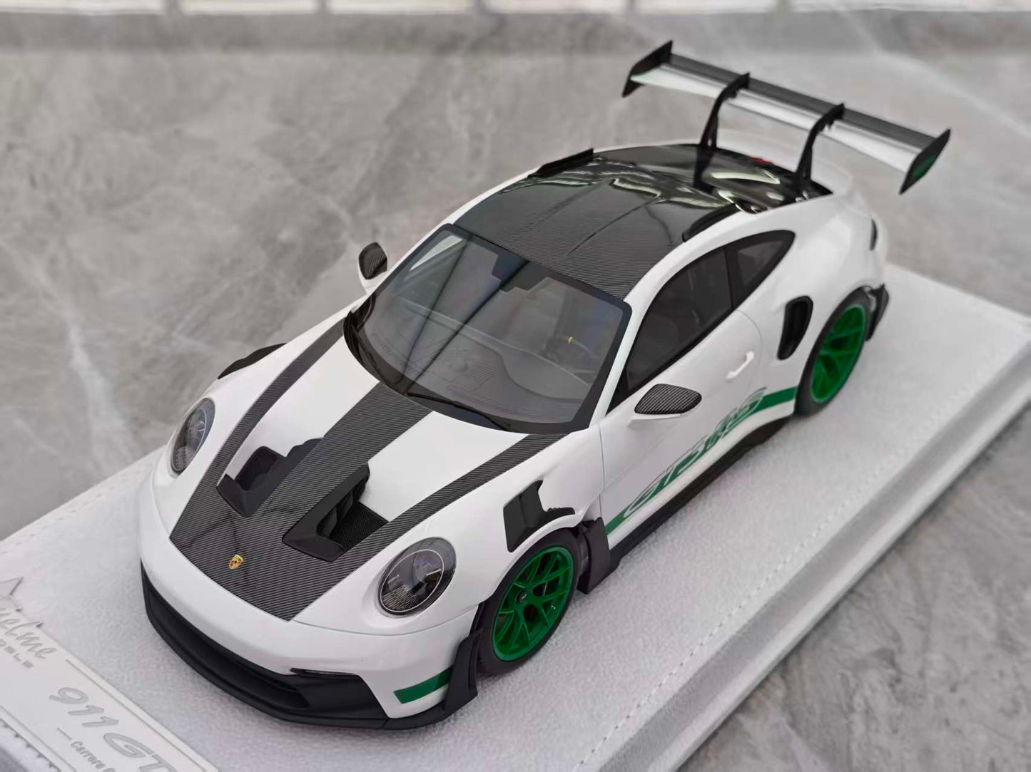 FuelMe 1/18 Porsche 992 GT3RS Carrera Green FM18010LM-03