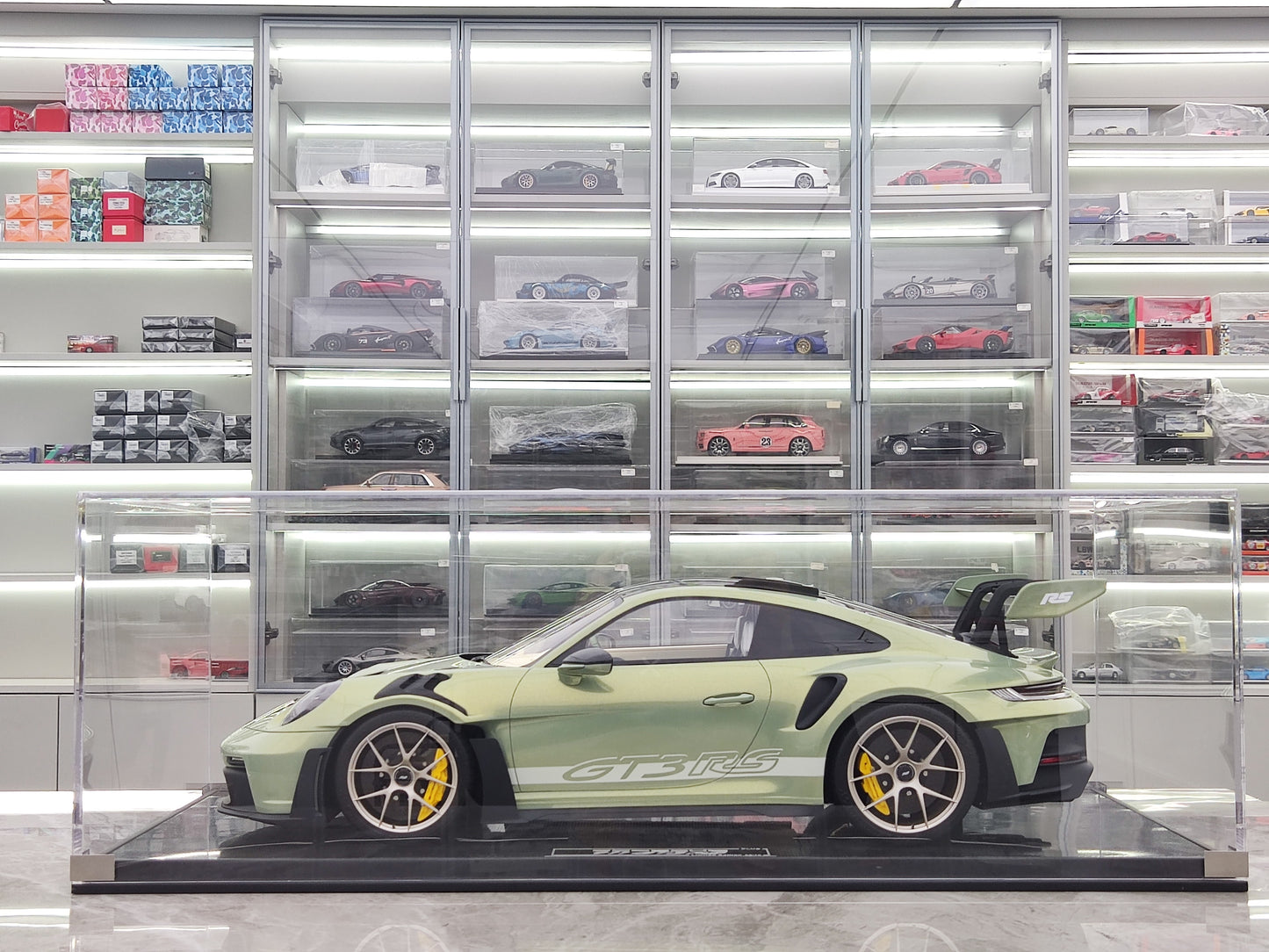 Dino Model 1/8 Porsche 992 GT3RS PR555P
