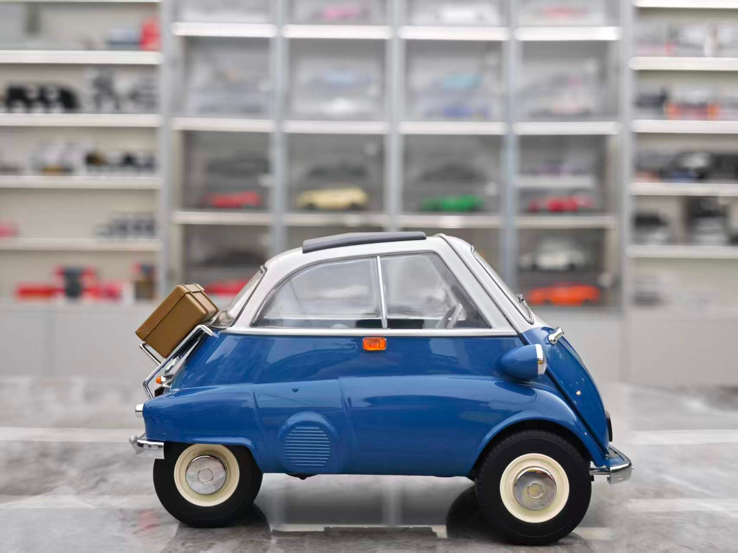 MINICHAMPS 1:18 BMW ISETTA -1955 Blue 110024000