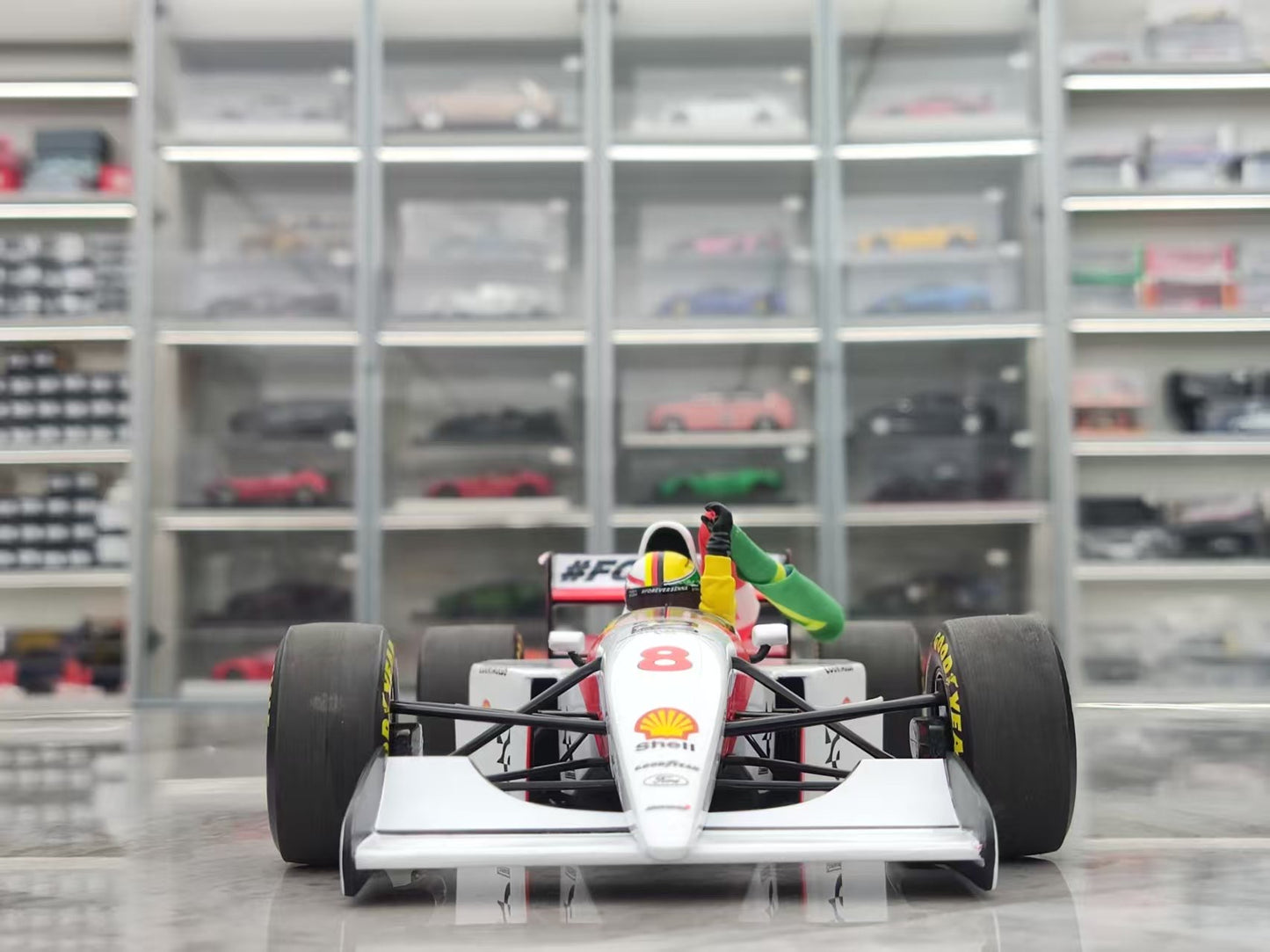 MINICHAMPS 1/18 McLaren FORD MP4/8 - SEBASTIAN VETTEL - Includes figure and flag, red and white livery 530931805