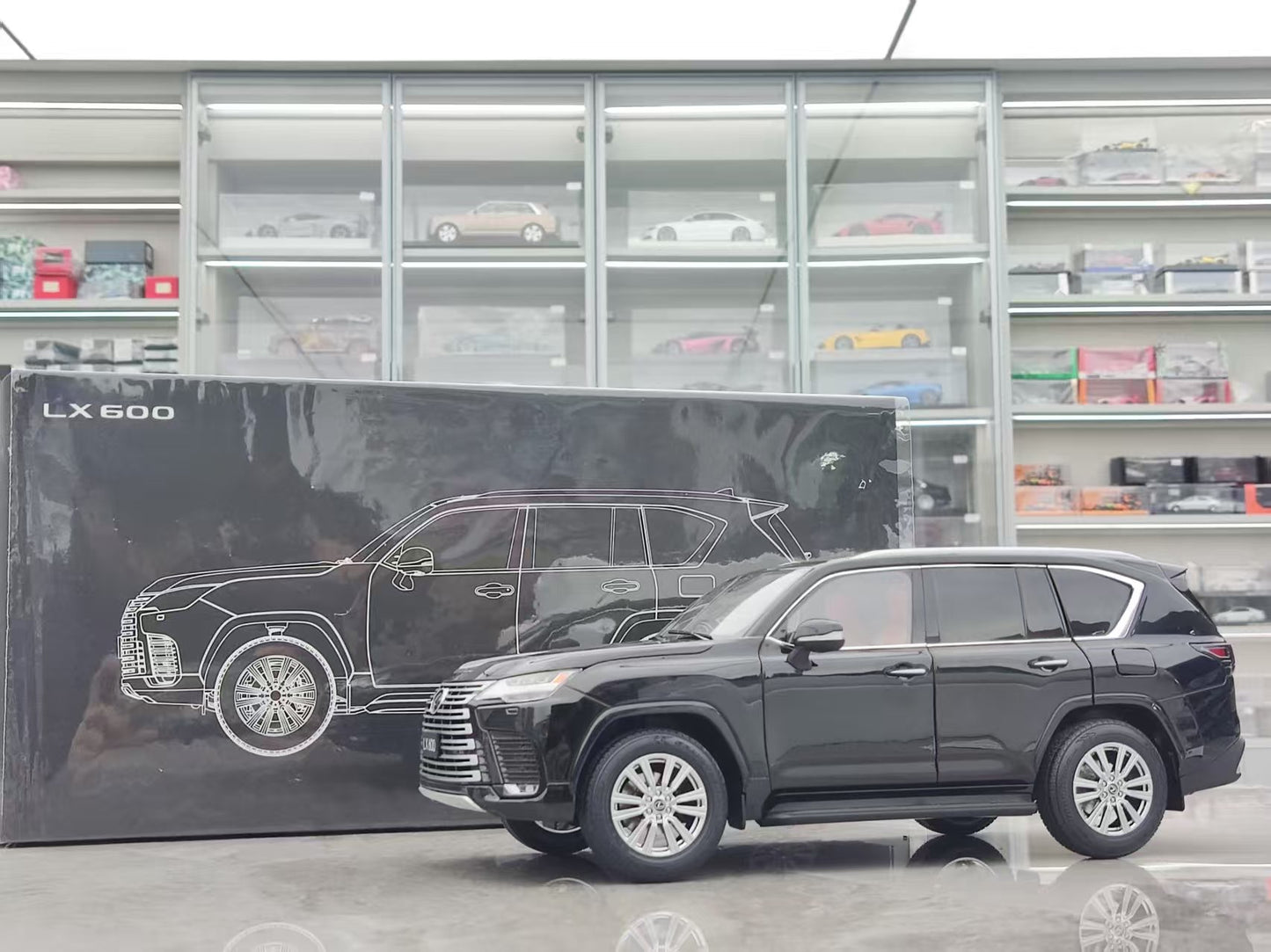 LCD 1/18 Lexus LX600 Black LCD124