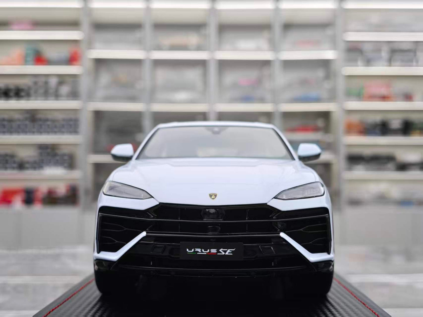 MR 1/18 Lamborghini Urus SE Sapphire White LAMBO061B