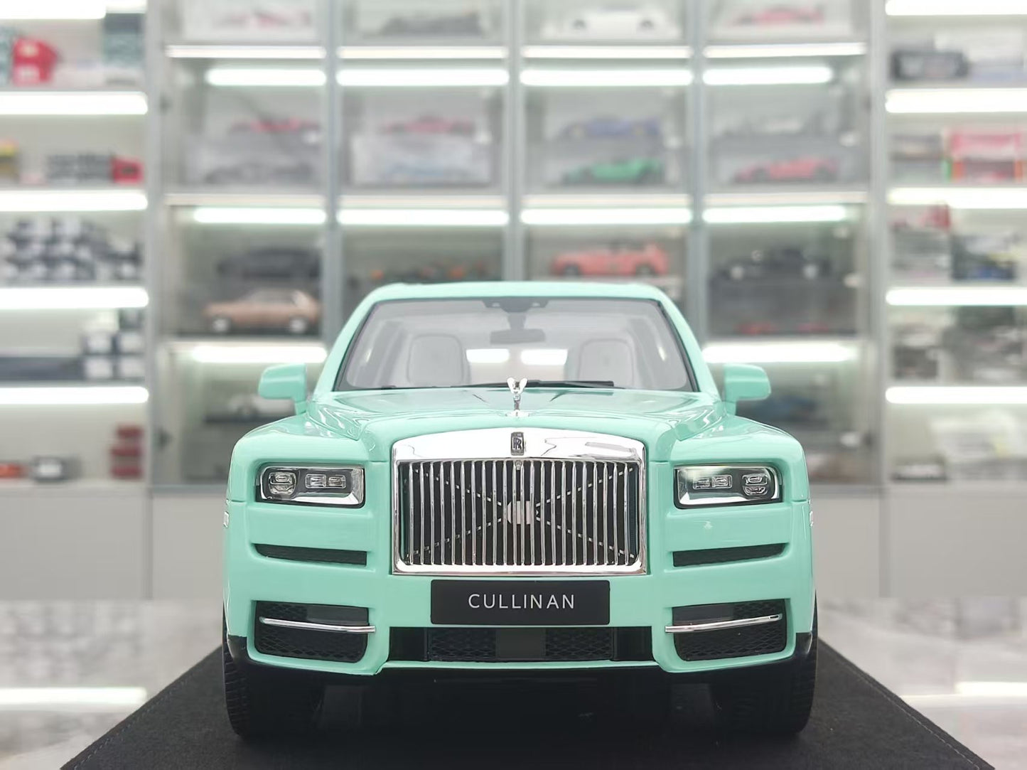 GL 1/18 Rolls-Royce Cullinan Green and Pink Model Car JS-GL035