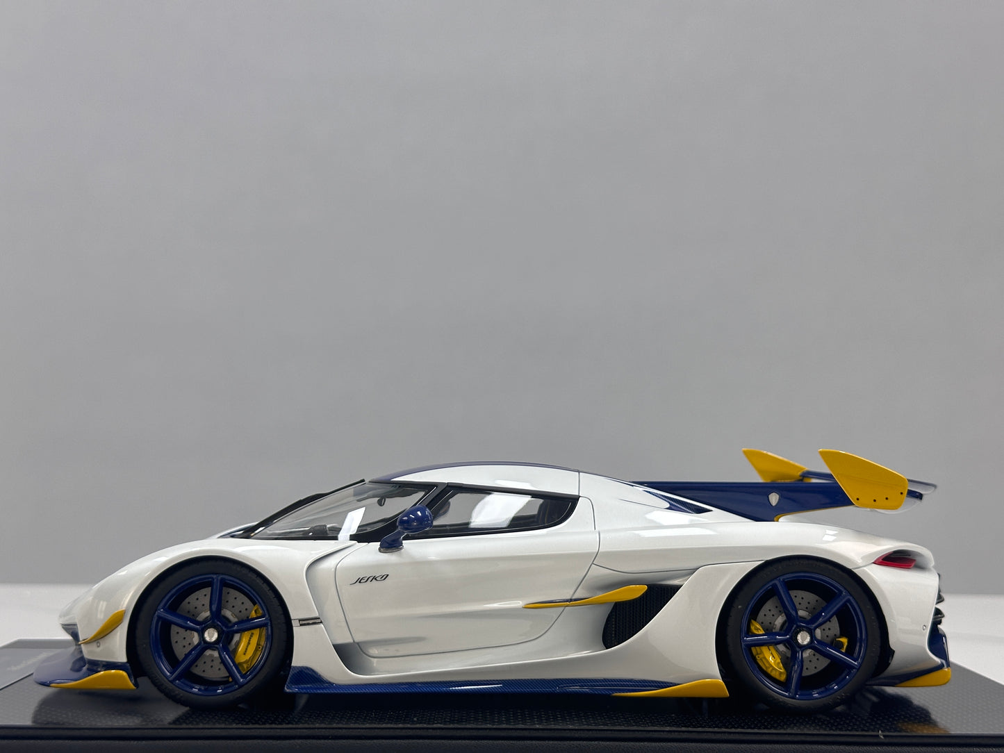 FrontiArt 1/18 Koenigsegg Jesko Pearl White FA200