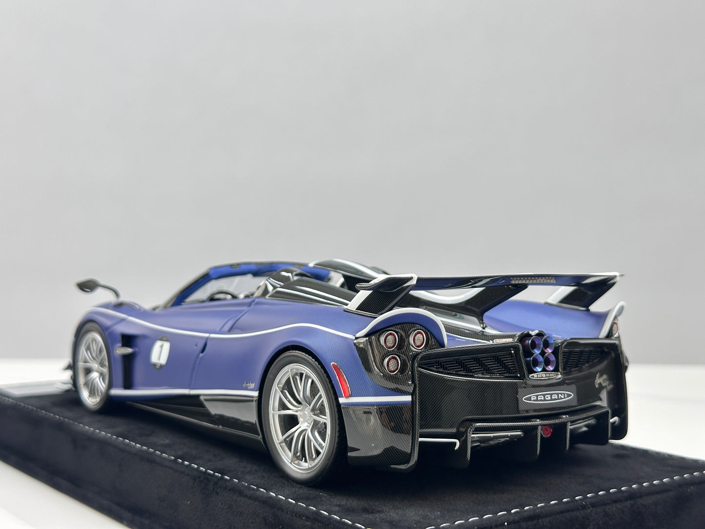 HH Model 1/18 Pagani Huayra Matte Blue & Carbon Black HH663