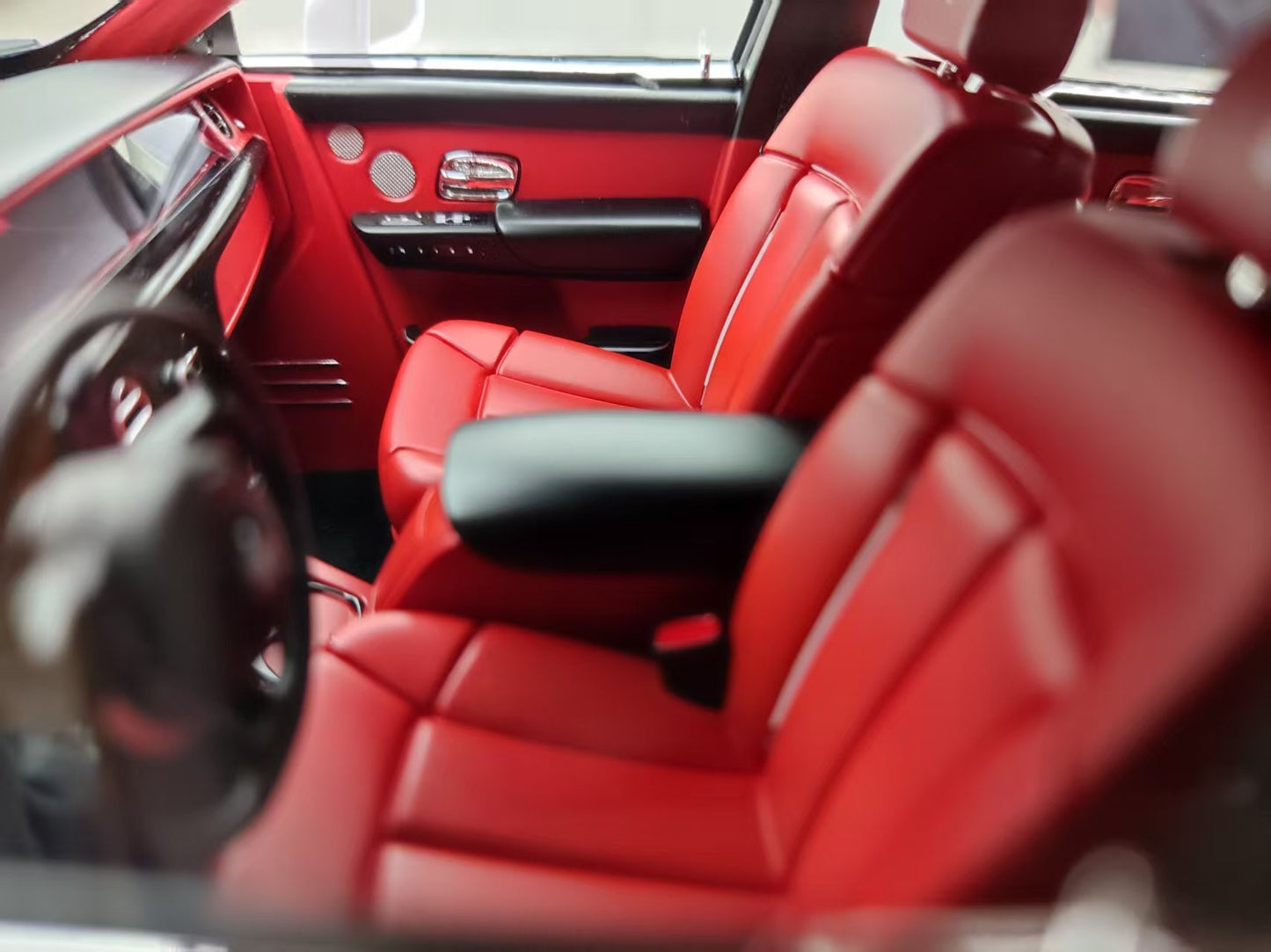 HH Model 1/18 Rolls-Royce Phantom Series II Black and White Panda Colorway HH537