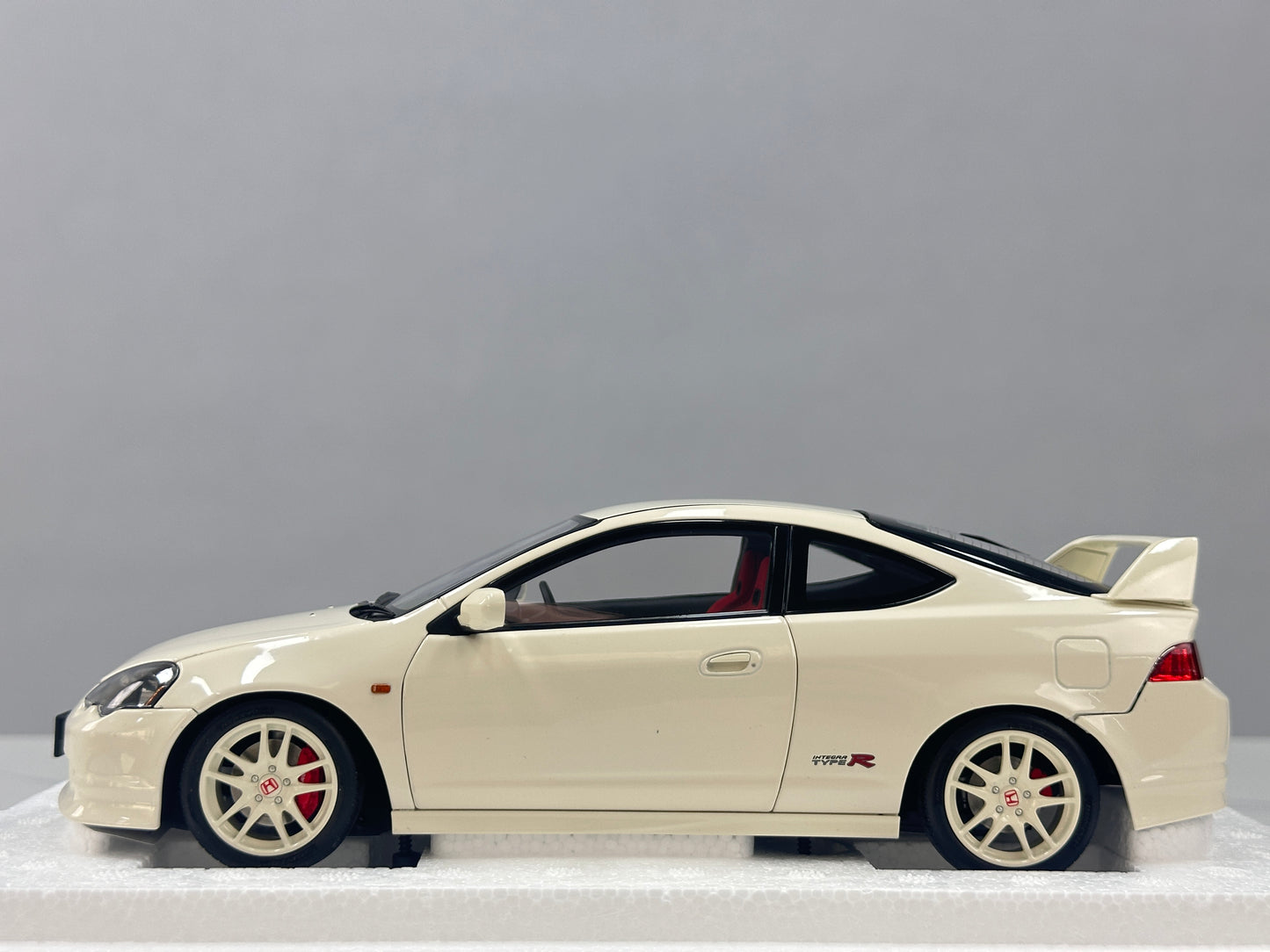 LCD 1/18 Honda Integra (DC5) Type R - Championship White (LCD18019-WH)