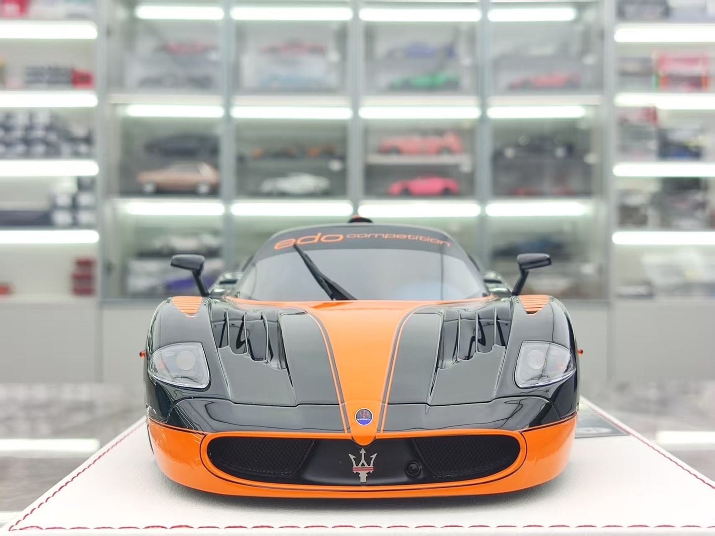 GL 1/18 Maserati MC12 Black and Orange Resin Model JS-GL022