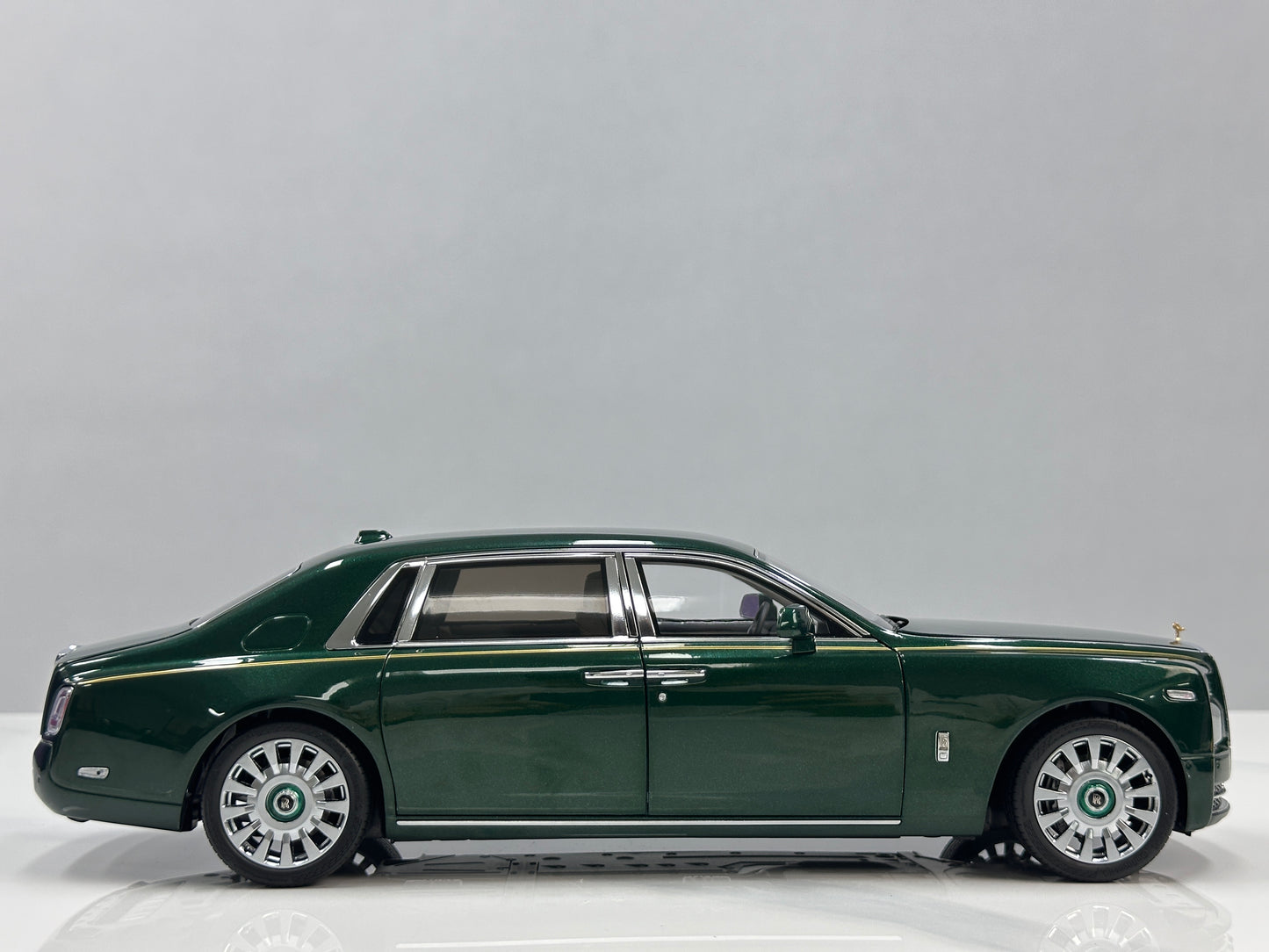 ZP 1/18 Rolls-Royce Phantom VIII (Gold Badge / Leather Suitcase Edition) – Peninsula Green (ZP117)