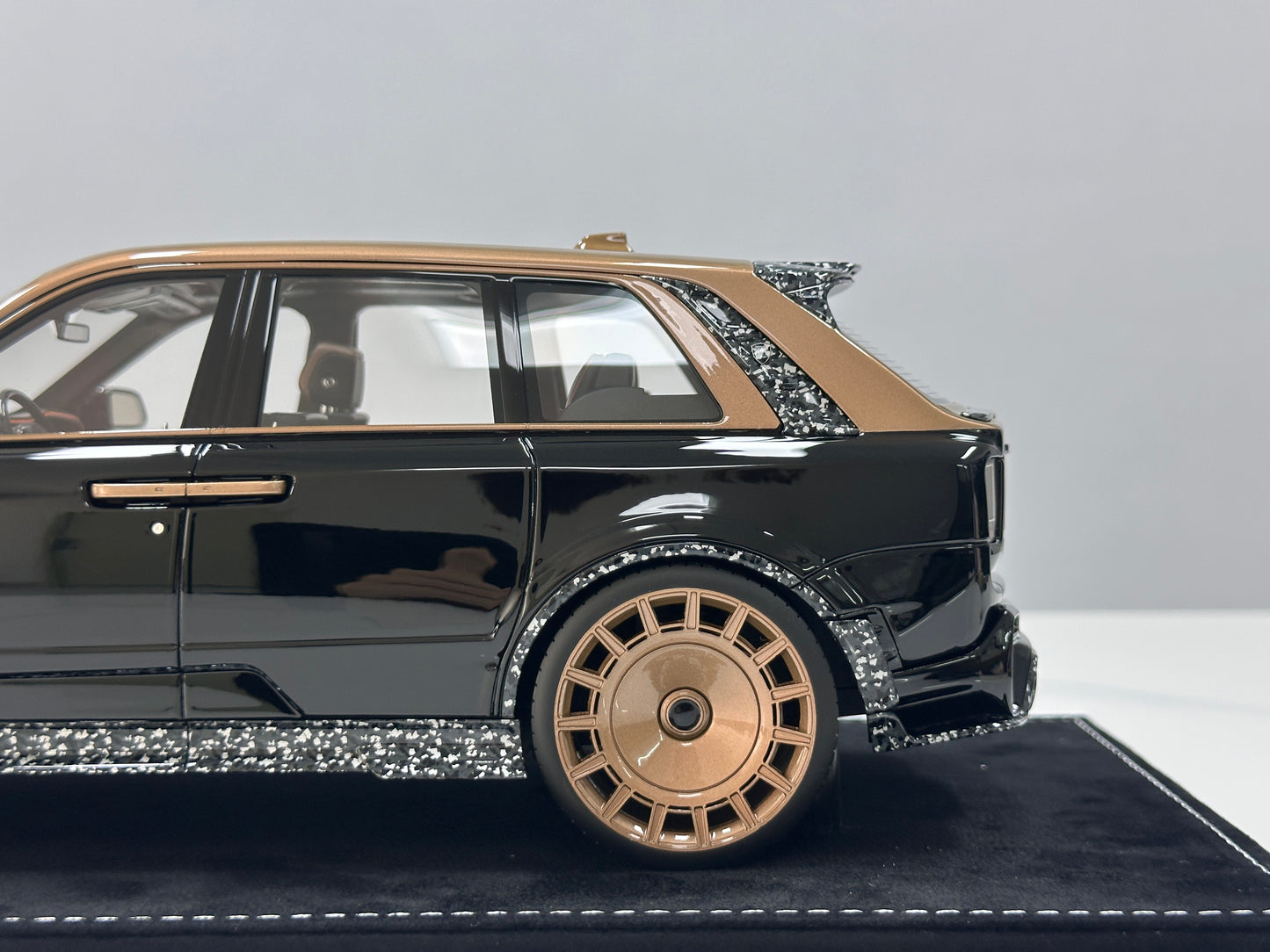 HH MODEL 1/18 Rolls-Royce Cullinan Series II MANSORY – Piano Black / Gold Plated (HH699)