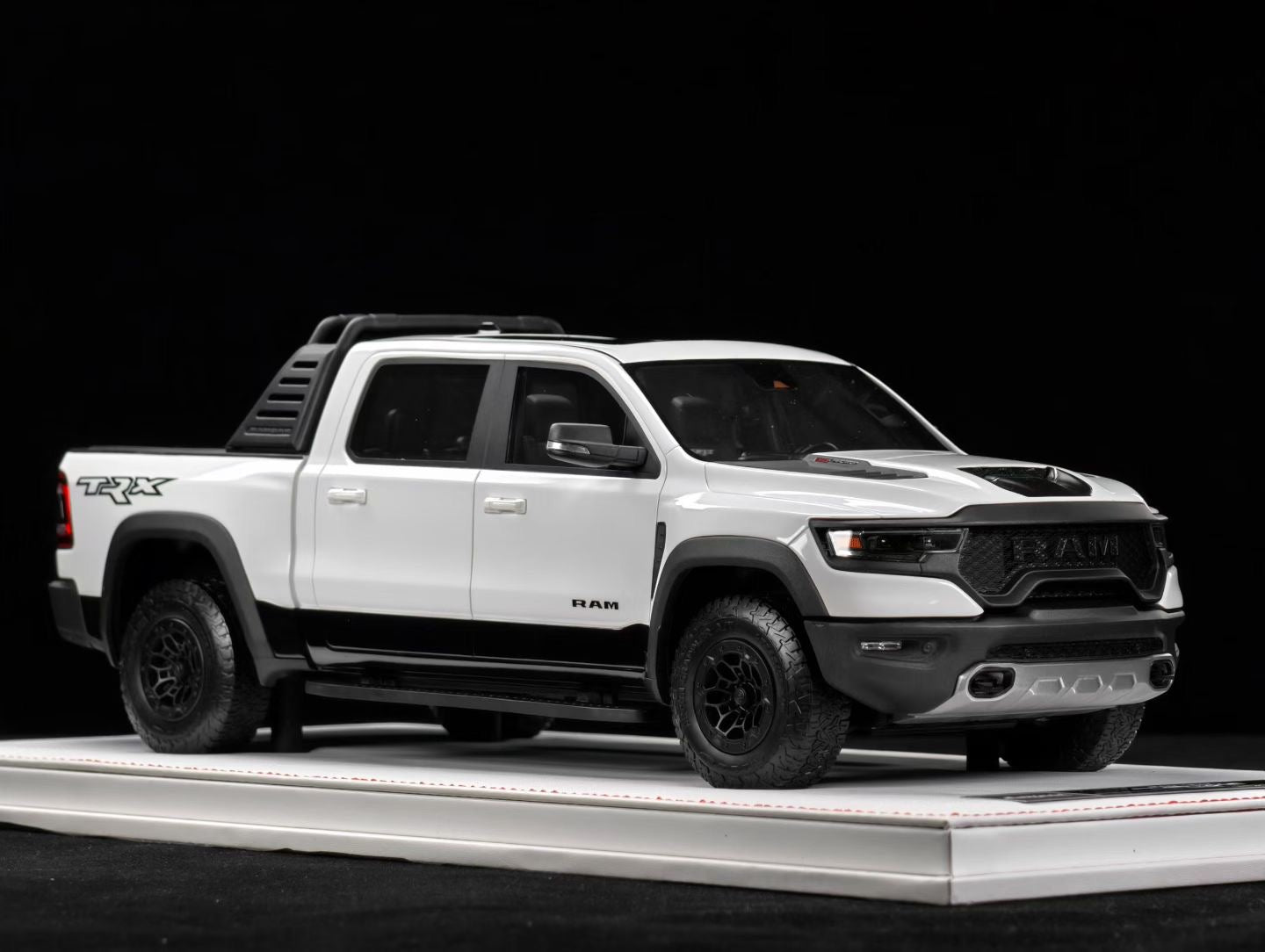DiAMAanD 1/18 Dodge Ram (Tyrannosaurus Rex)