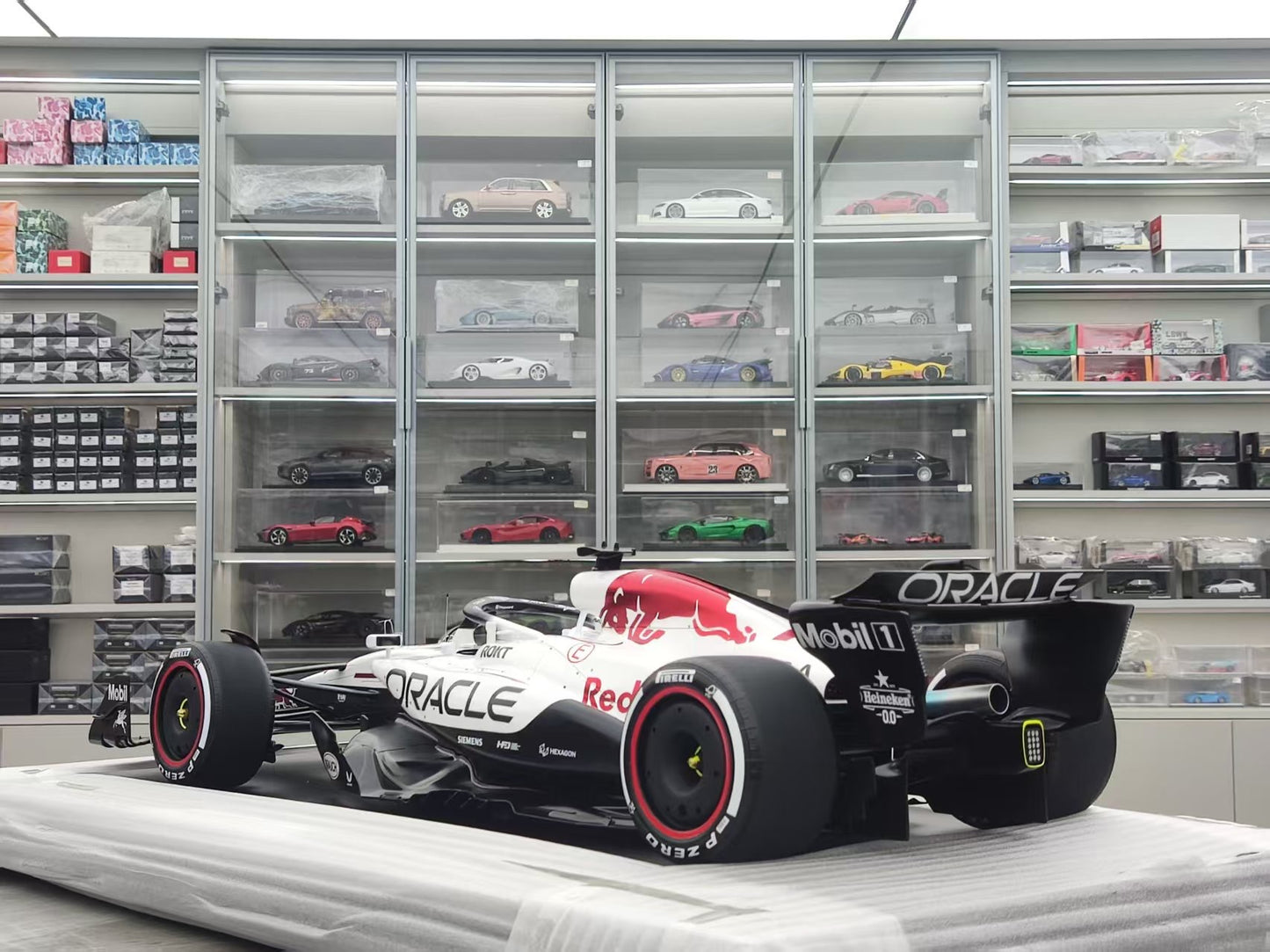 Spark 1/8 Red Bull Racing RB21 No.1 Oracle Red Bull Racing Winner Japanese GP
2025 Max Verstappen 08SP295