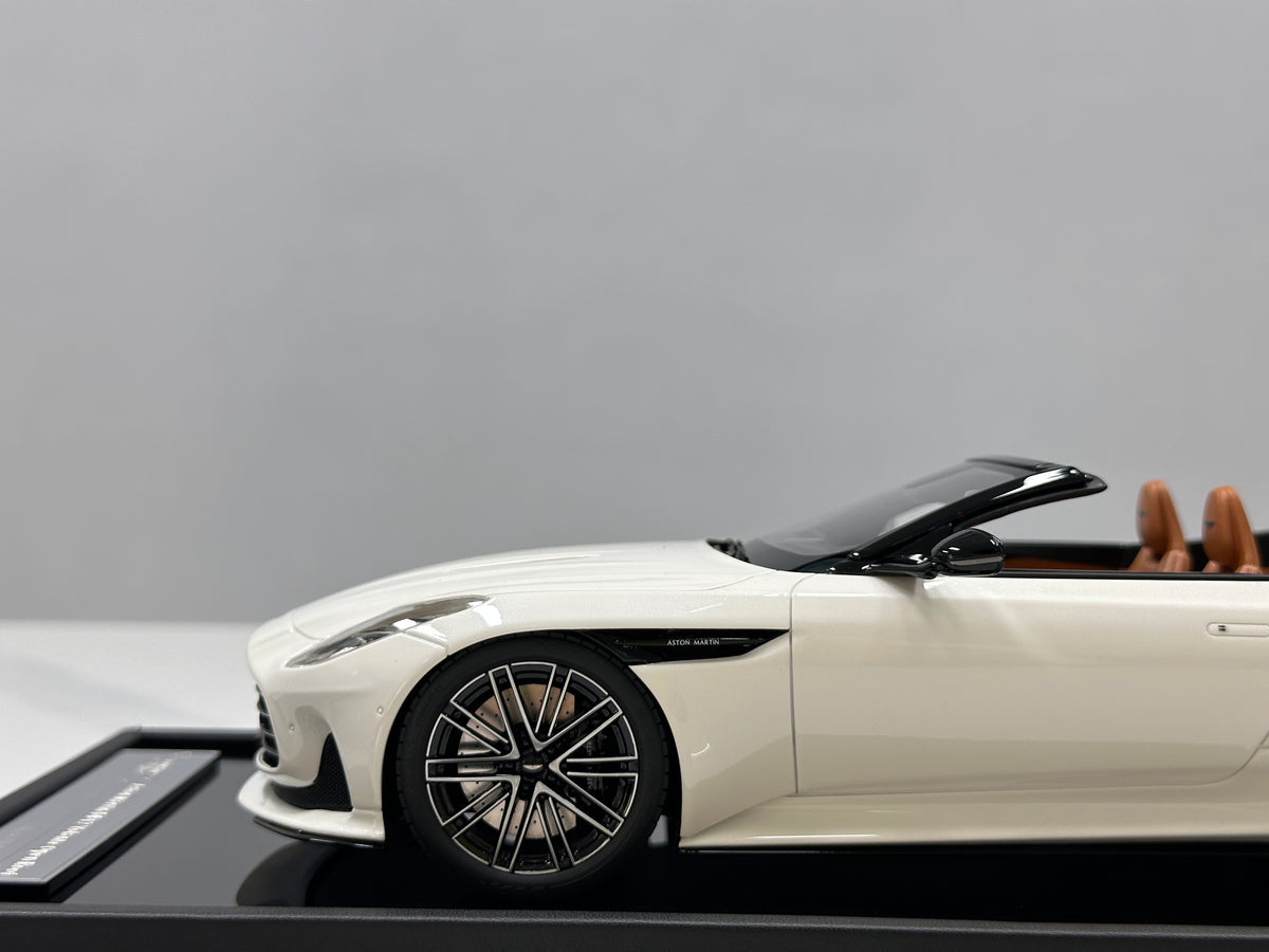 MOTORHELIX 1/18 Aston Martin DB12 Volante (Convertible) - Moonlight White - MH395