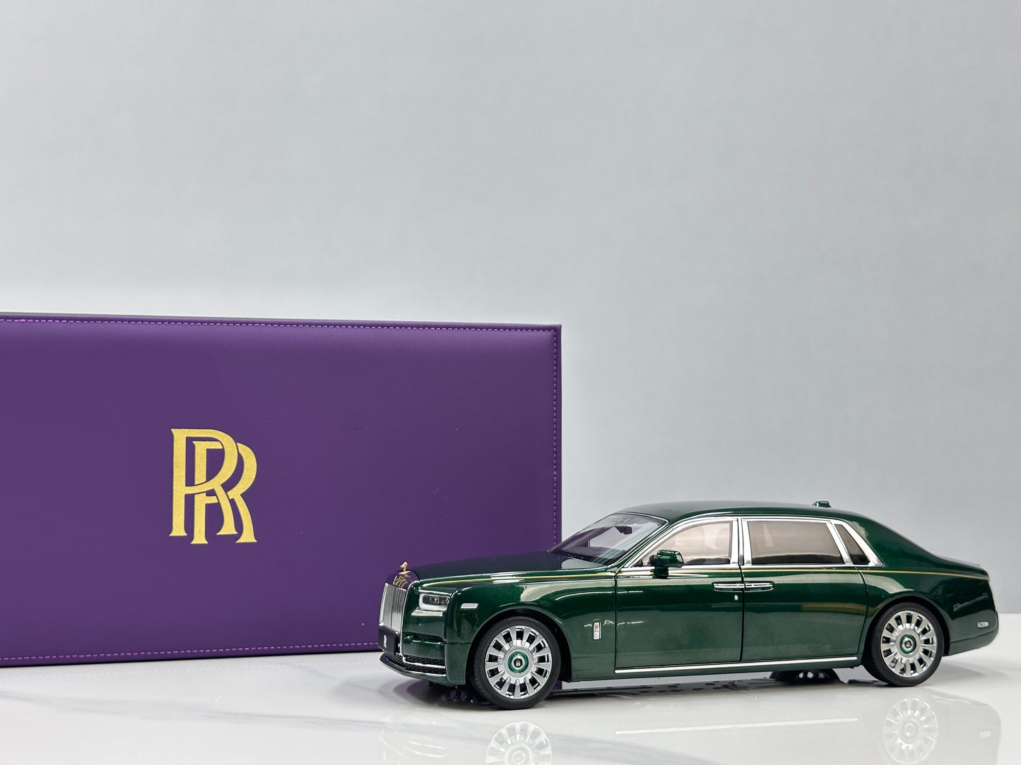 ZP 1/18 Rolls-Royce Phantom VIII (Gold Badge / Leather Suitcase Edition) – Peninsula Green (ZP117)