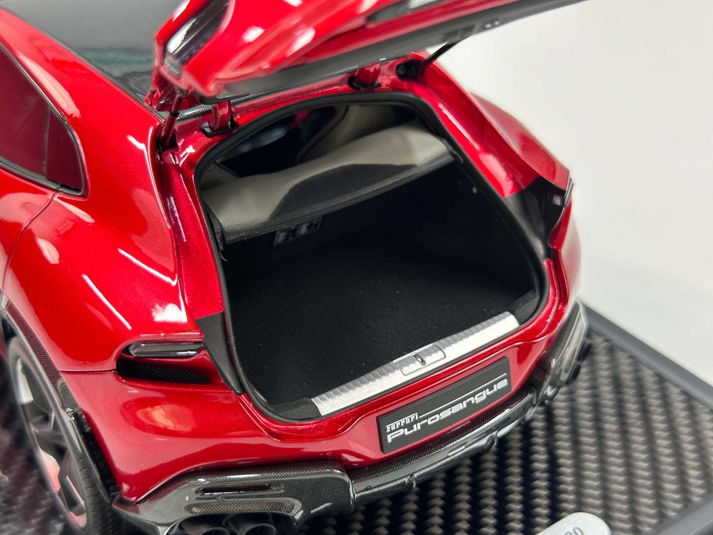 BBR 1/18 Ferrari Purosangue – Metallic Red, Black Roof, Carbon Fiber Underbody (HE180052BCH)