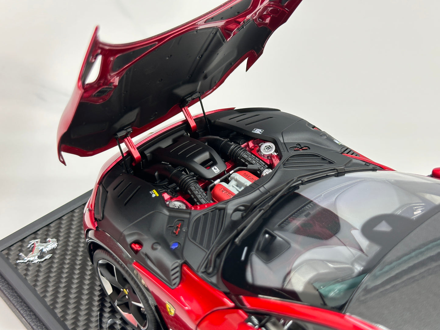BBR 1/18 Ferrari Purosangue – Metallic Red, Black Roof, Carbon Fiber Underbody (HE180052BCH)