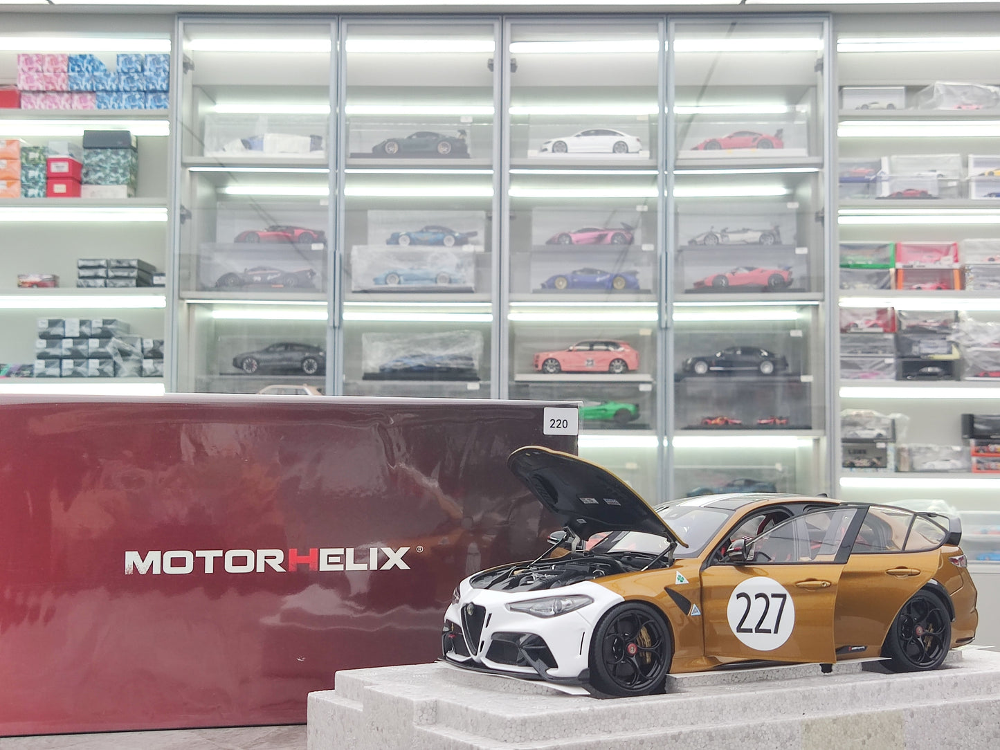 MOTORHELIX 1/18 Alfa Romeo Giulia GTAm Ochre Precious Metal MH325