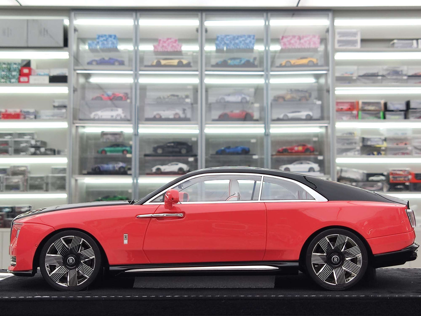 HH Model 1/18 Rolls-Royce Spectre, Shy Pink/Piano Black, HH374
