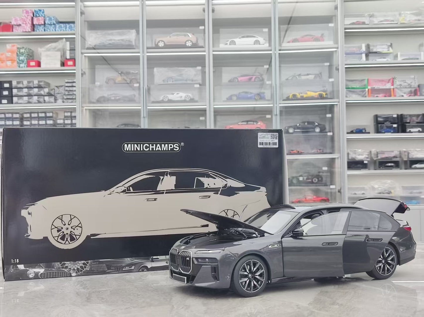 MINICHAMPS 1/18 BMW i7 M70 (G70) Diecast Fully Opening Car Model