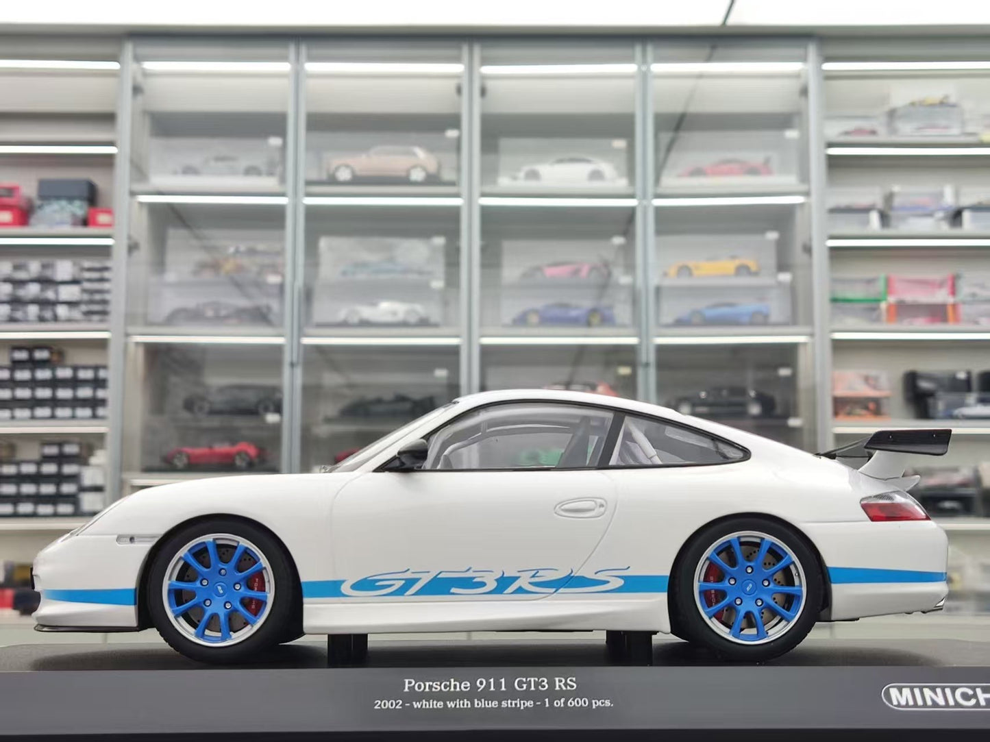 MINICHAMPS 1/18 Porsche 911 GT3 RS - 2002 White with Blue Stripes 155062021