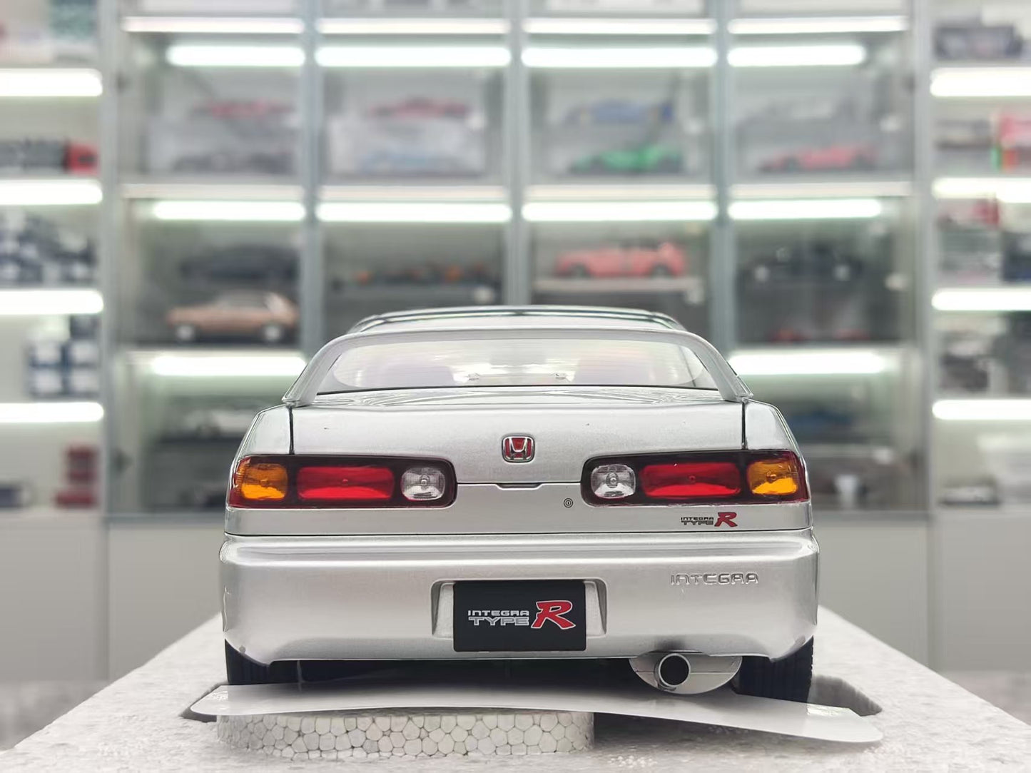 MOTORHELIX 1/18 Honda Integra Type R (DC2) Pre-Facelift Early Edition Fashion Silver MH320