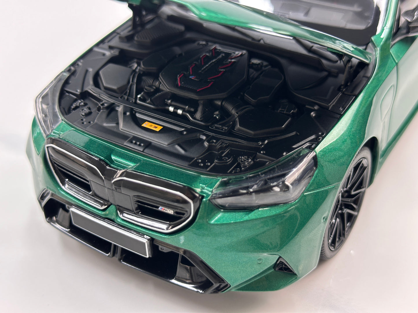 MINICHAMPS 1/18 BMW M5 Touring (2024) – Metallic Green (110023902)