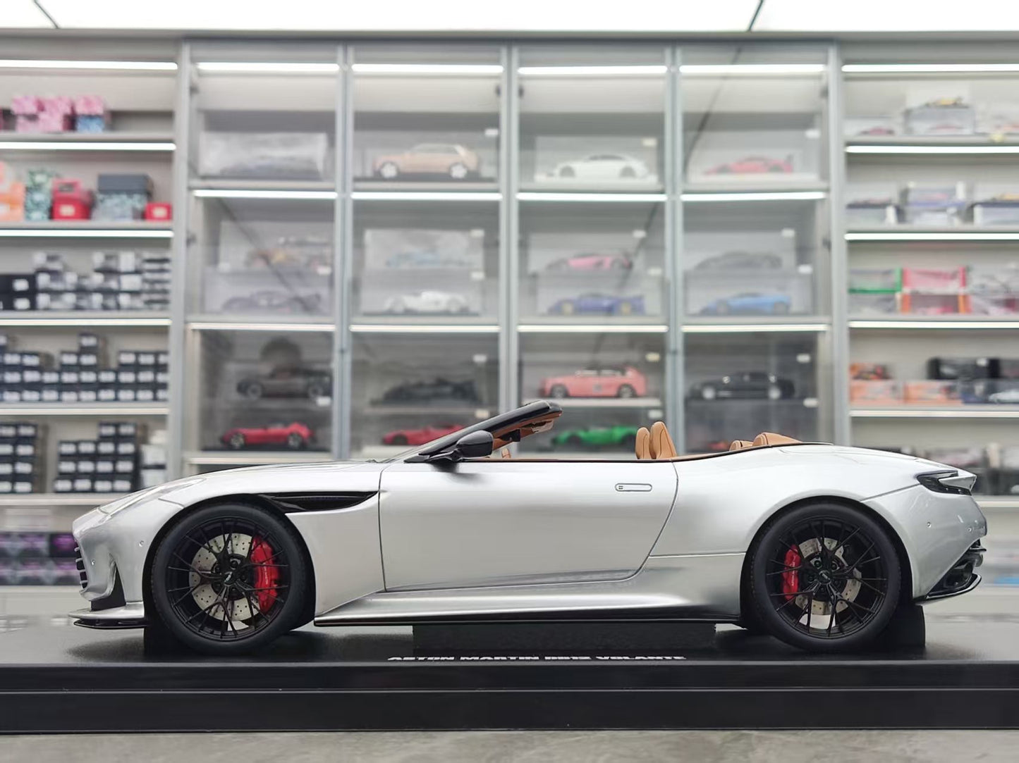 GT Spirit 1/18 Aston Martin DB12 VOLANTE Silver GT945